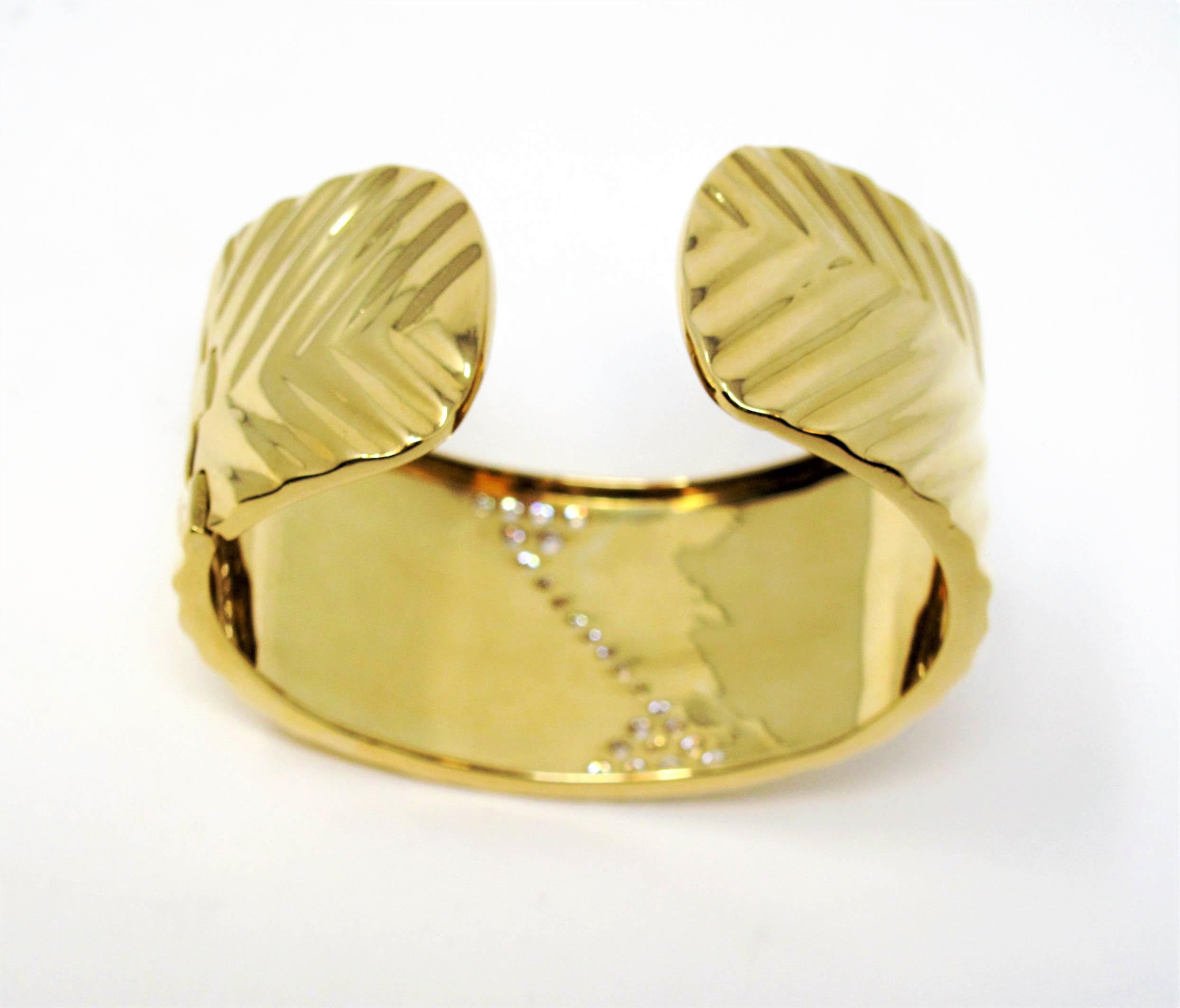 Bracelet large manchette à charnières en or jaune 18 carats avec diamants de 1,16 carat en vente 2