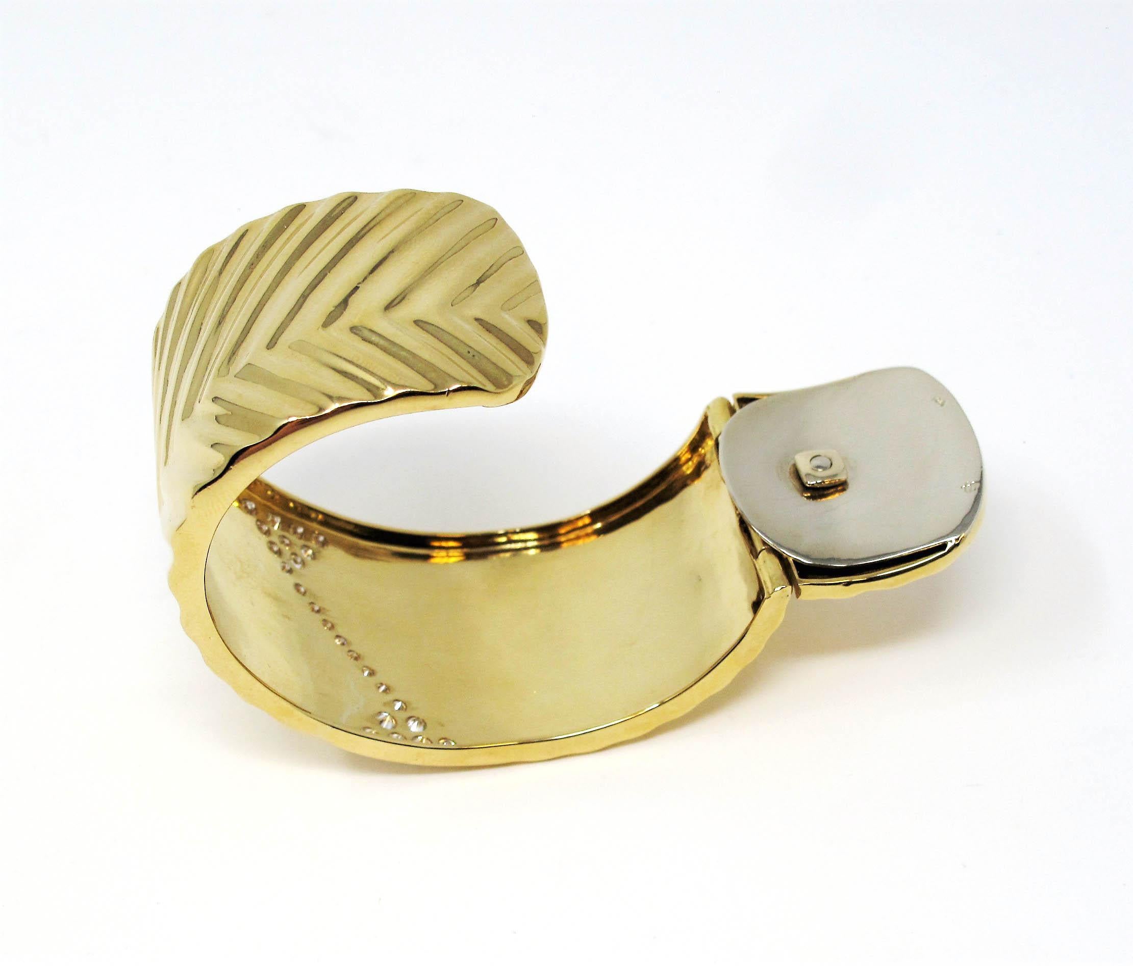 Bracelet large manchette à charnières en or jaune 18 carats avec diamants de 1,16 carat en vente 3