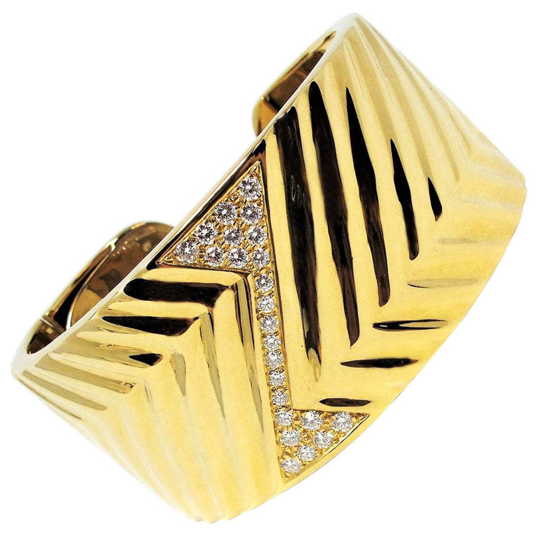 1.16 Carat Diamond Zig Zag Wide Cuff Hinged Bracelet 18 Karat Yellow Gold For Sale