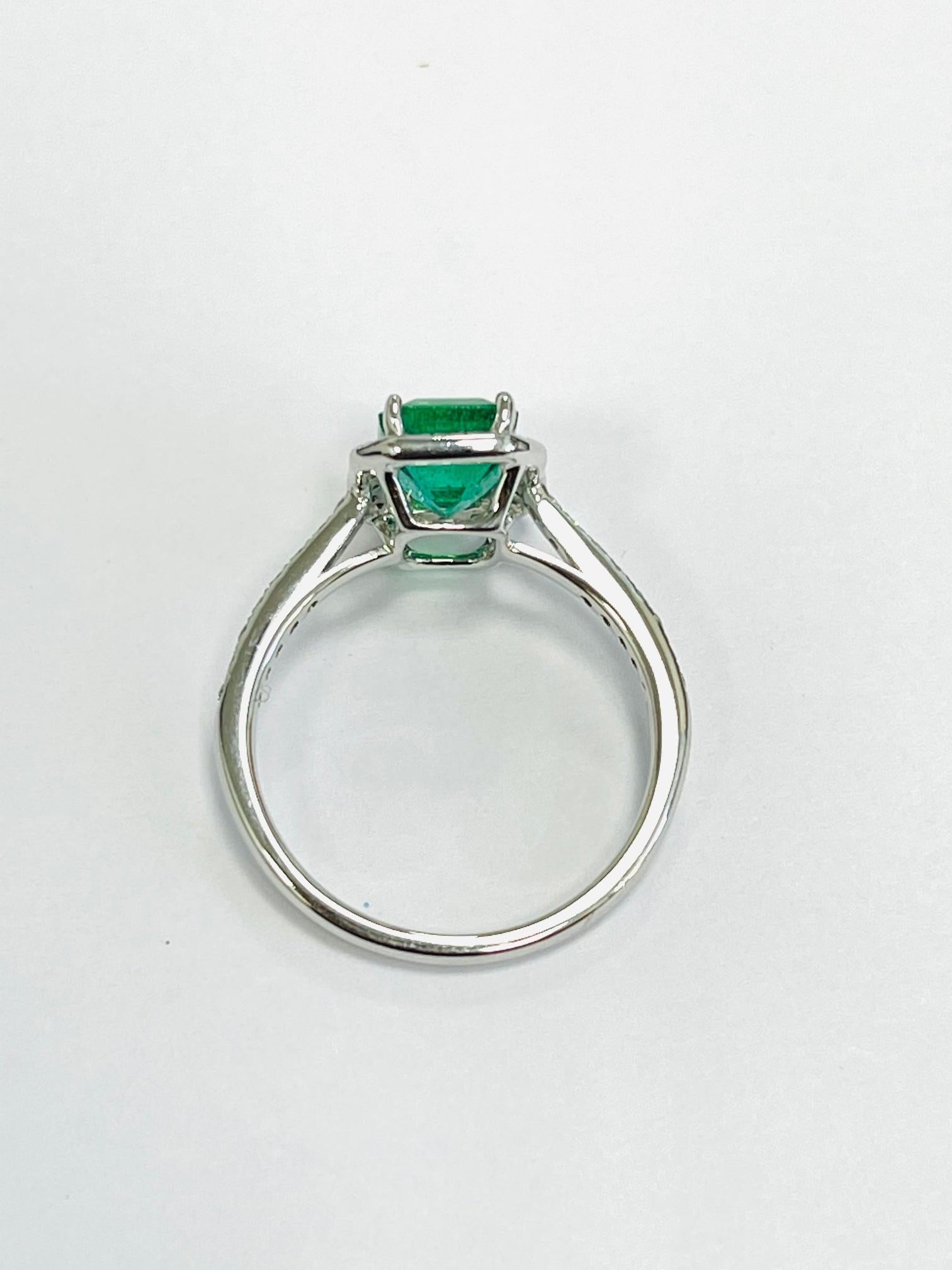 1.16 Carat Emerald Diamond Cocktail Ring In New Condition For Sale In New York, NY
