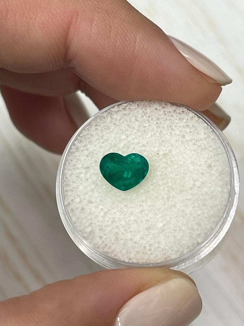 Stein: Smaragd
Gewicht: 1,16 Karat
Form: Herzschliff
Klarheit: Transparent
Lüster: Sehr gut
Farbe: Vivid Muzo Green
Abmessungen: 6,01 mm x 7,77 mm x 4,78 mm
Geografische Herkunft: Kolumbien
Behandlung: Natürlich, Ölen

Bemerkungen: Aufgrund der