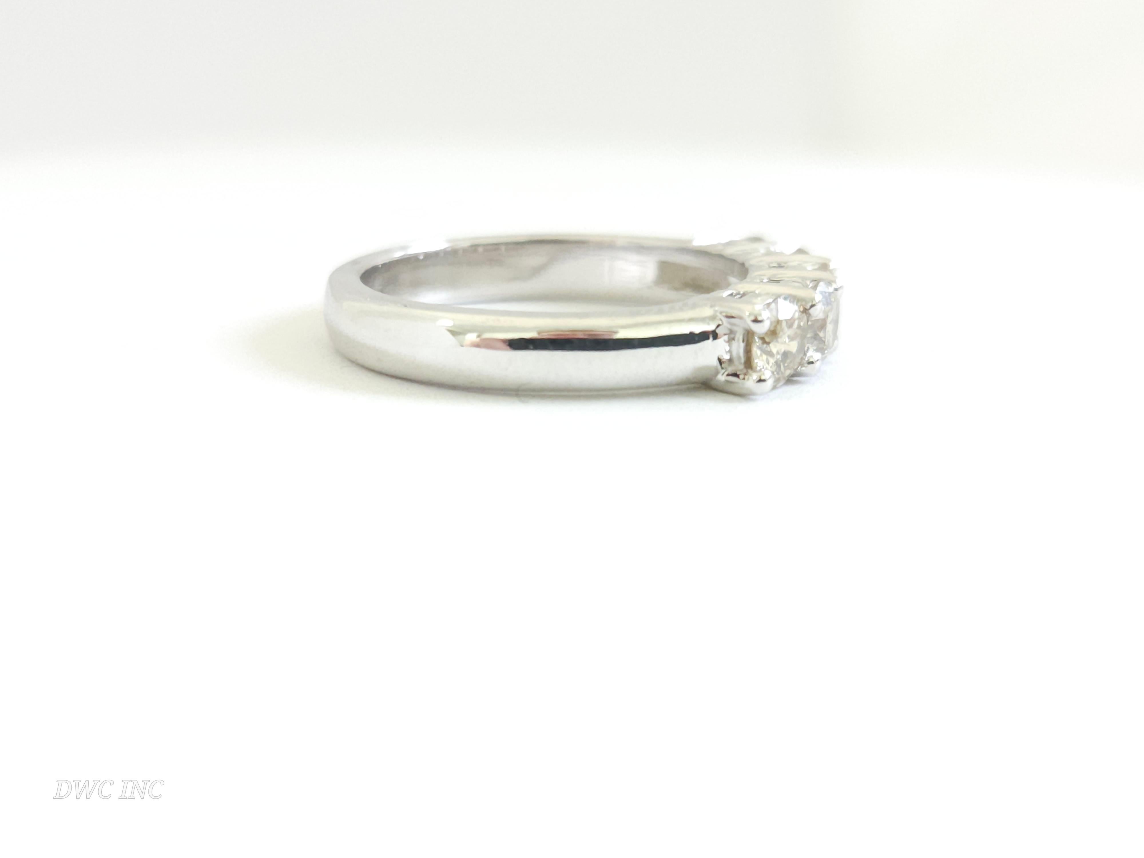 1.16 Carat Natural Diamond White Gold Mini band Ring 14K 
Bague taille 6.5, poids moyen J-SI 4.45 grammes.