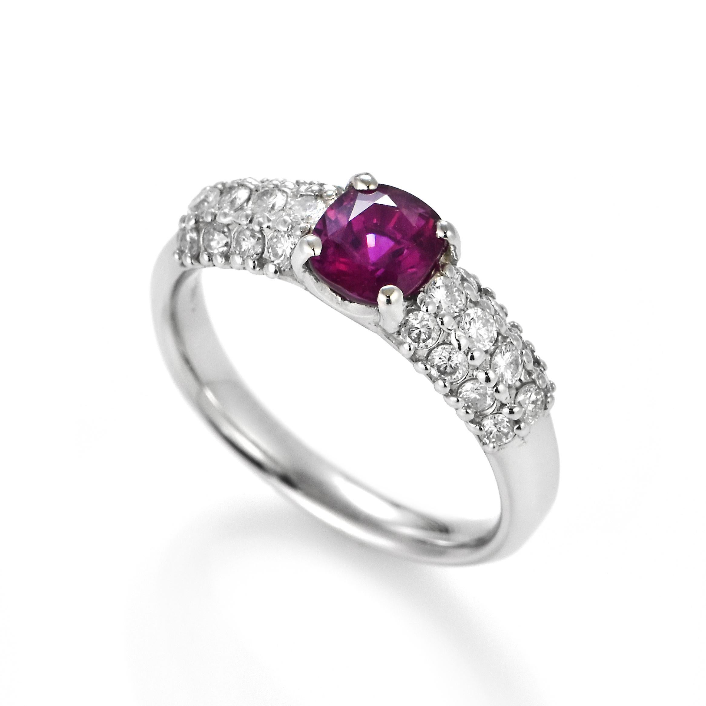 Ein wunderschöner Ring aus Platin mit einem natürlichen Rubin von 1,16 Karat und Diamanten von 0,52 Karat. Rubine werden im Sanskrit als 
