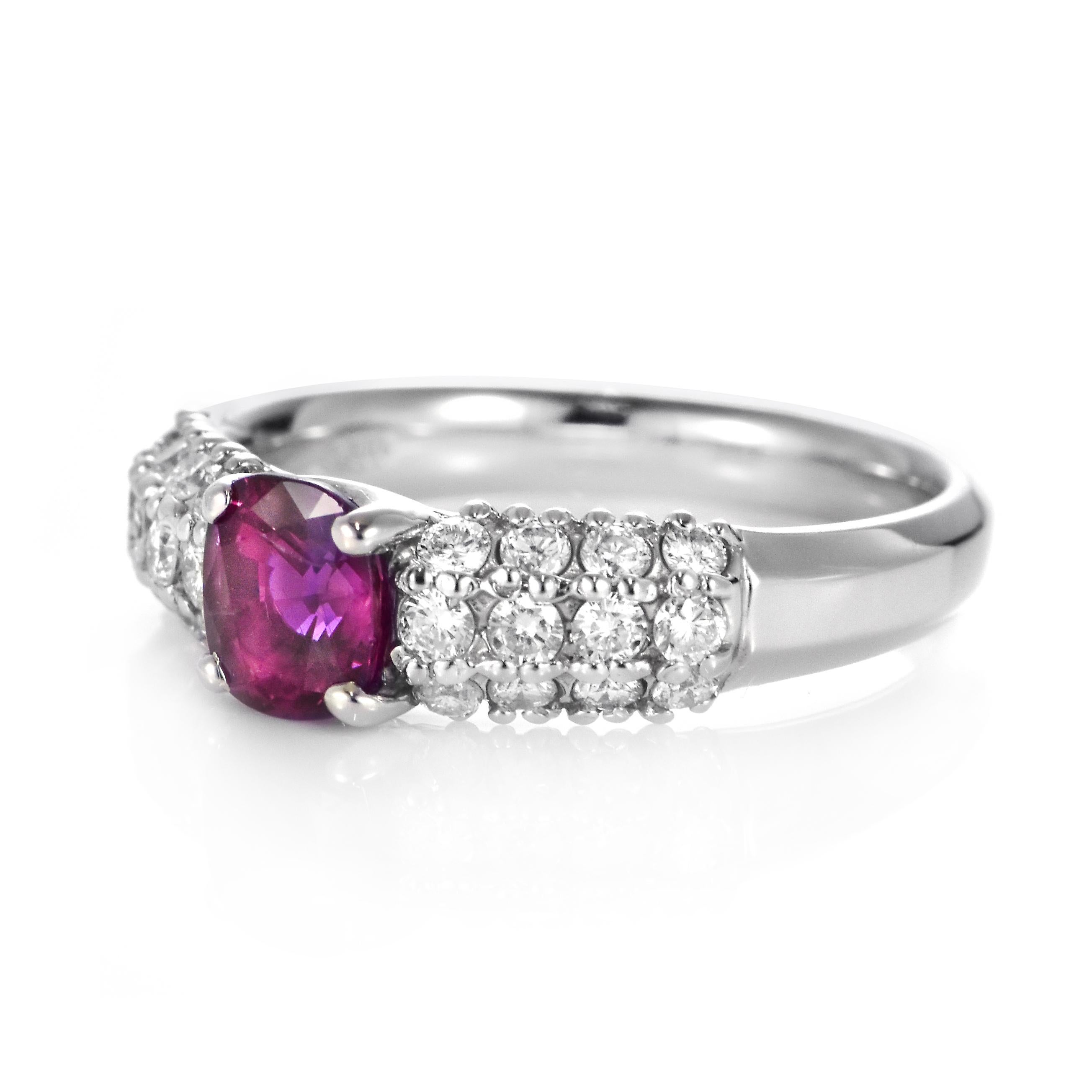 1.16 Karat natürlicher Rubin und Diamant-Cluster-Ring aus Platin (Moderne) im Angebot