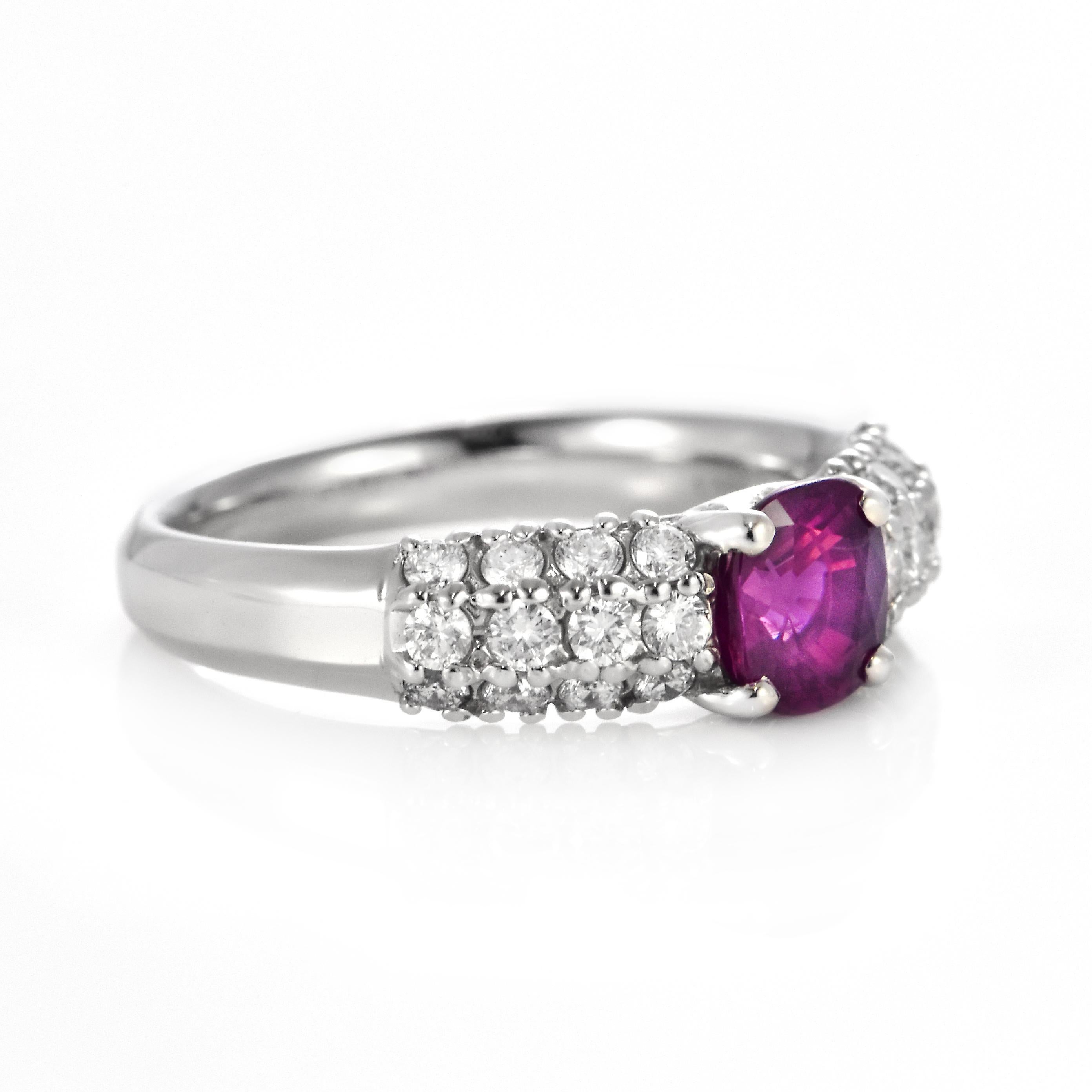 1.16 Karat natürlicher Rubin und Diamant-Cluster-Ring aus Platin (Kissenschliff) im Angebot