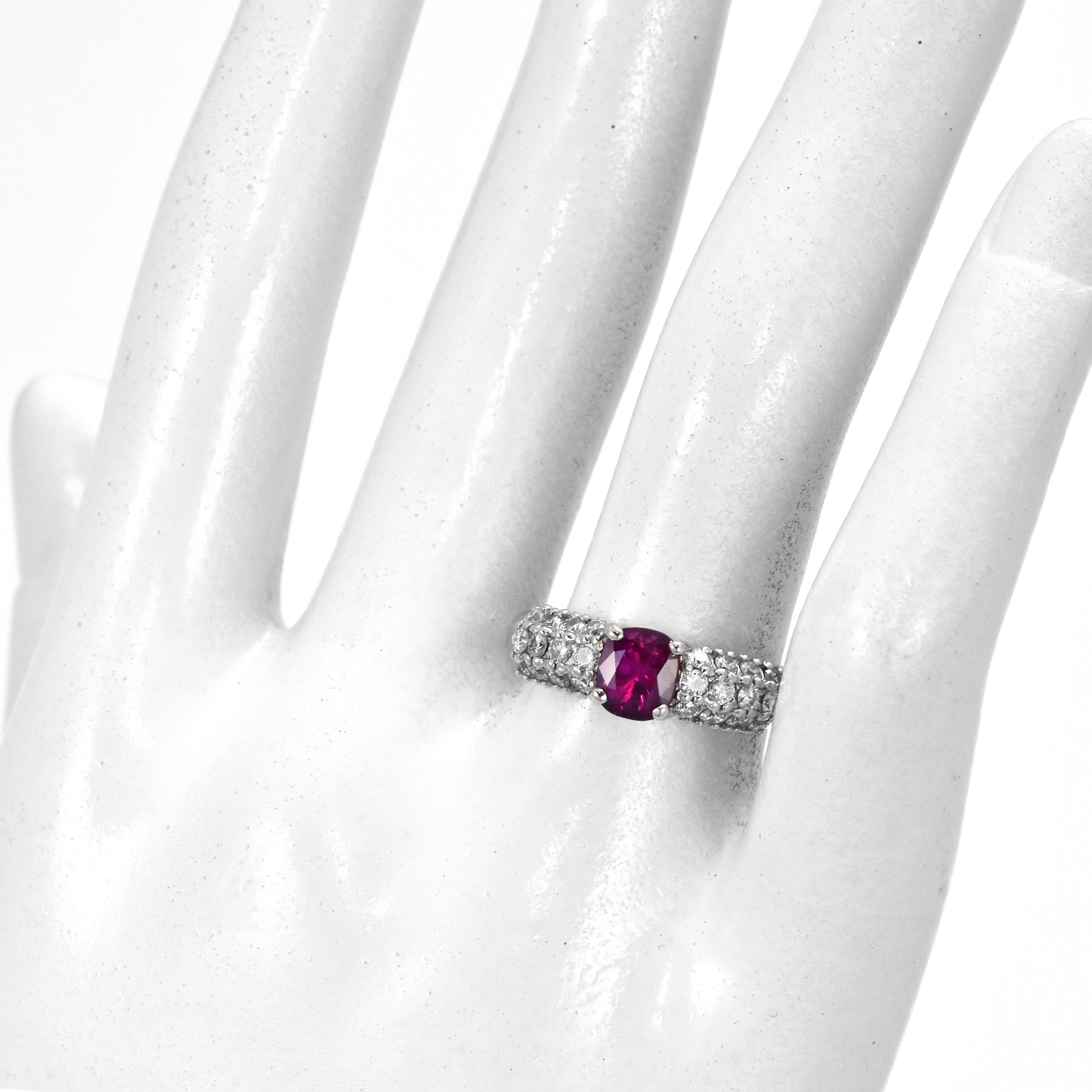 1.16 Karat natürlicher Rubin und Diamant-Cluster-Ring aus Platin im Zustand „Neu“ im Angebot in Tokyo, JP