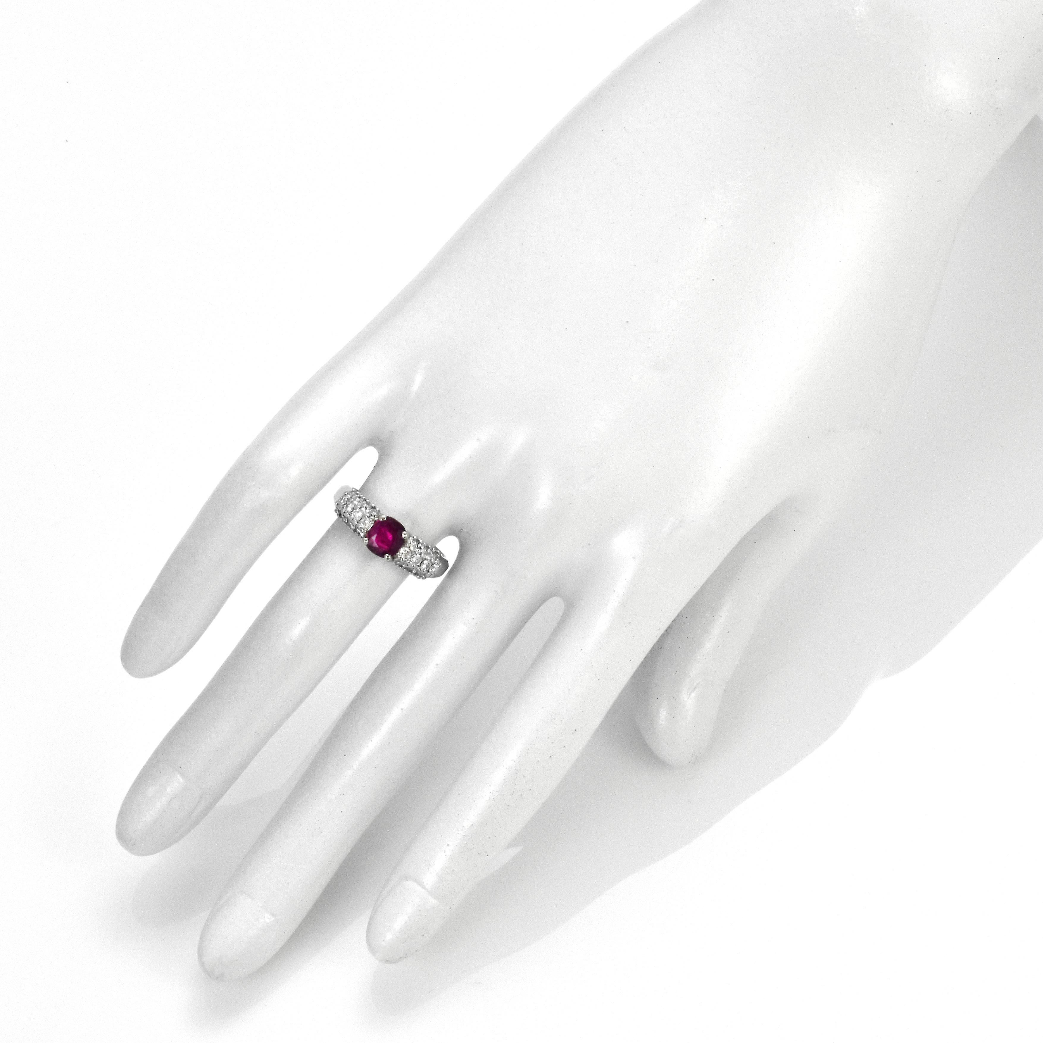 1.16 Karat natürlicher Rubin und Diamant-Cluster-Ring aus Platin Damen im Angebot