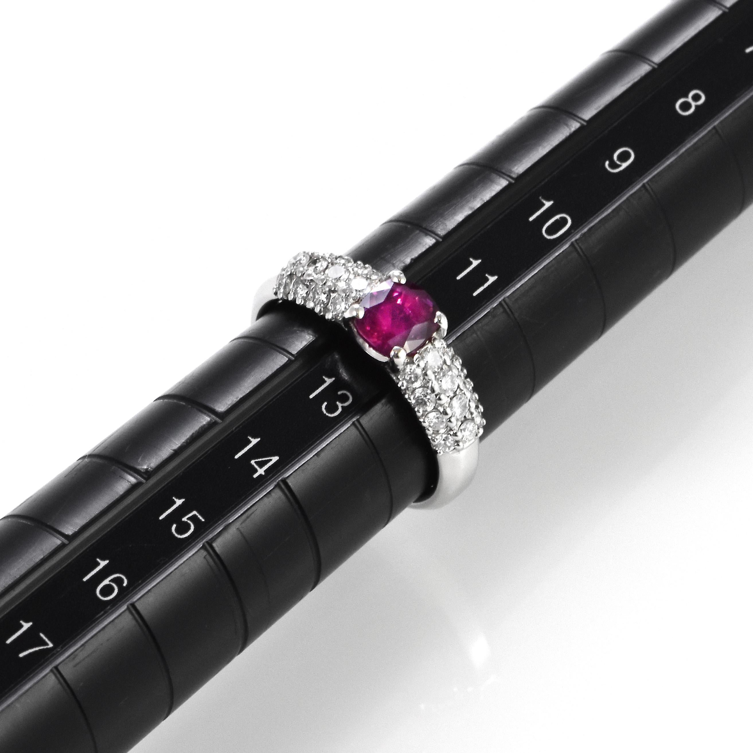 1.16 Karat natürlicher Rubin und Diamant-Cluster-Ring aus Platin im Angebot 3