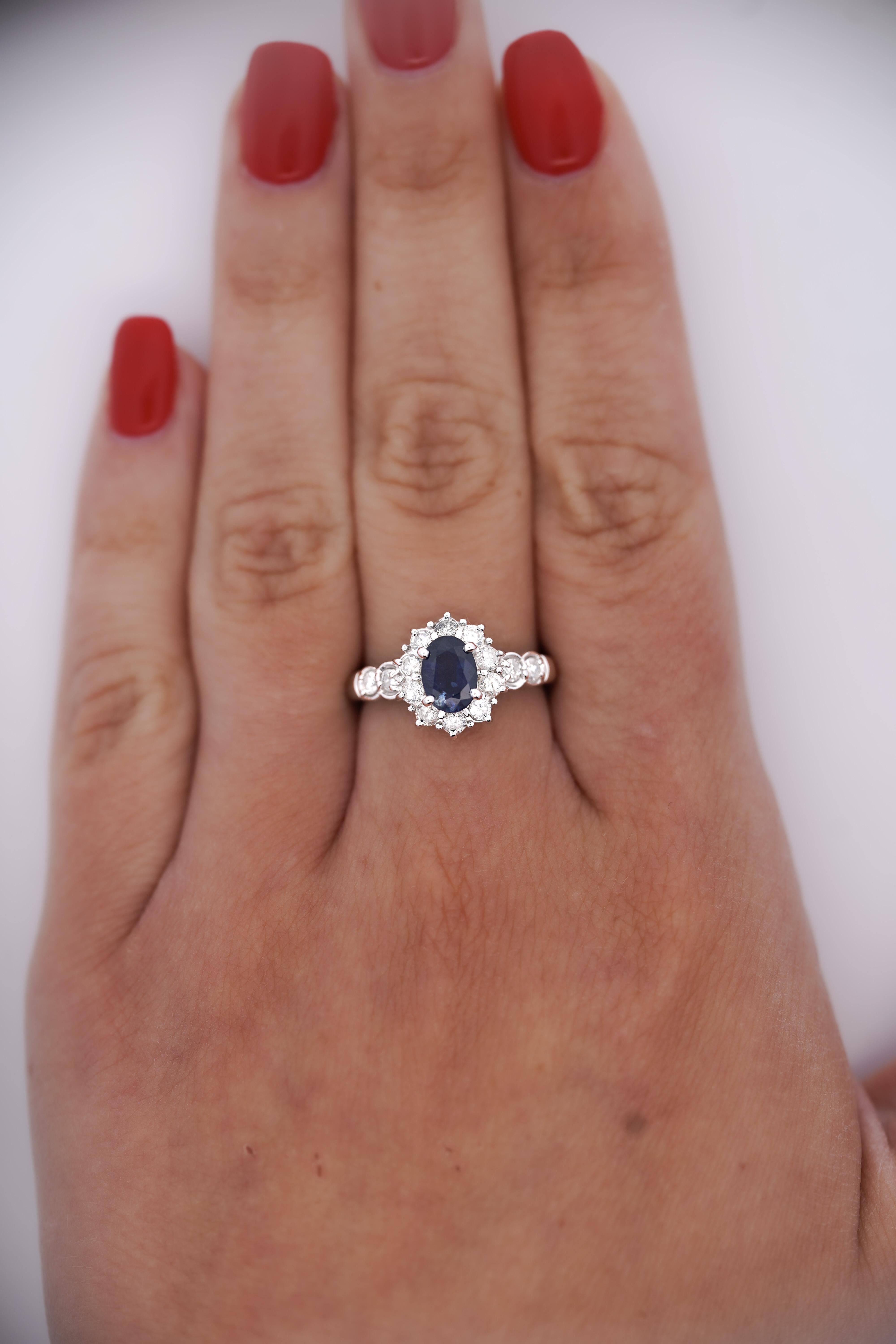 Natürlicher 1,16 Karat Ovalschliff Blauer Saphir und 0,63 CTTW Diamant Textured Halo Platinum 900 Vintage Ring. 5,76 Gramm, Größe 6,5. 

Einzelheiten: 
Artikel Typ: Cocktail-Ring
Metall: Platin 900
Größe: 6,5 
Gewicht: 5,76 Gramm
 
Zentrum Edelstein