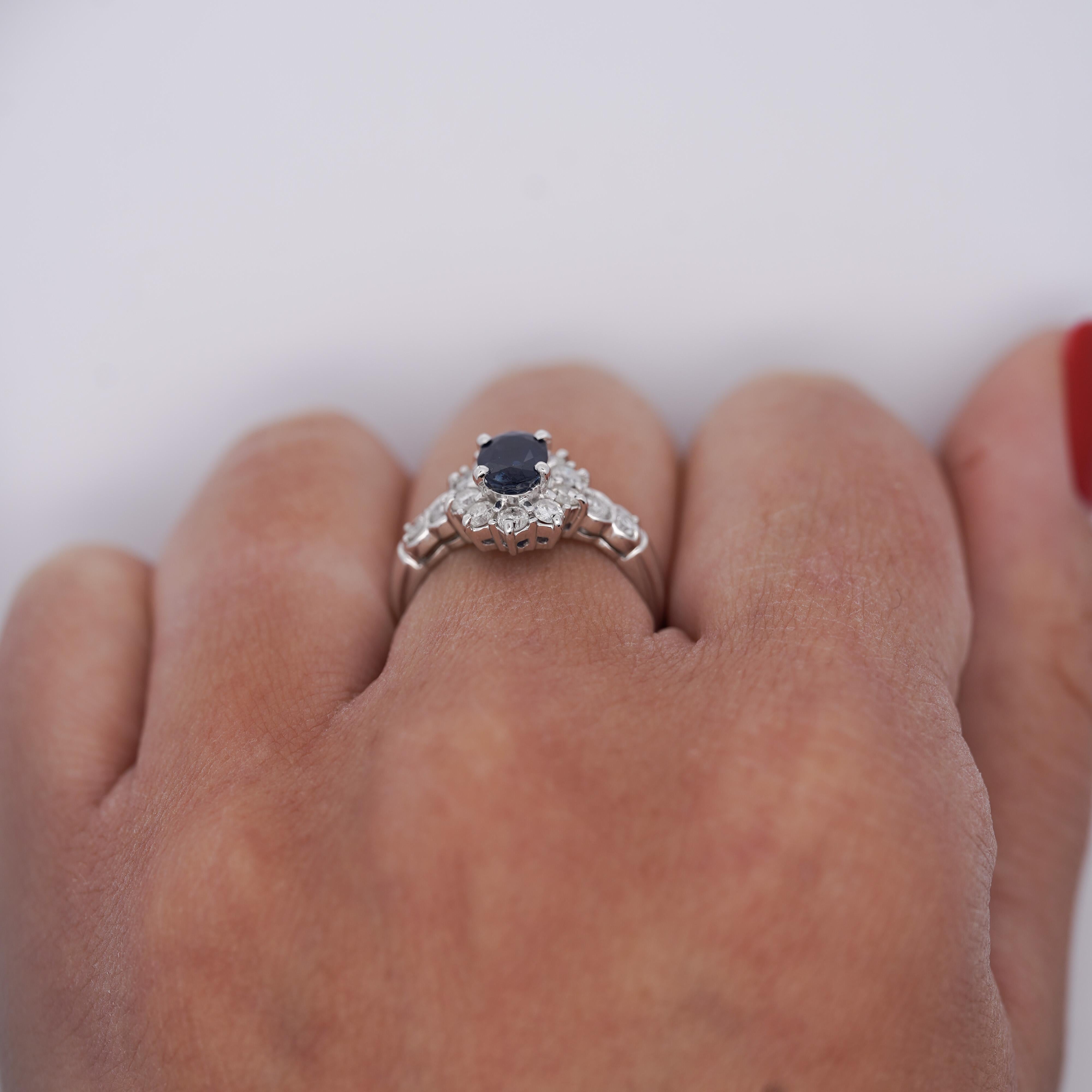 Platinring mit 1,16 Karat ovalem blauem Saphir und Diamant mit strukturiertem Halo (Art déco) im Angebot