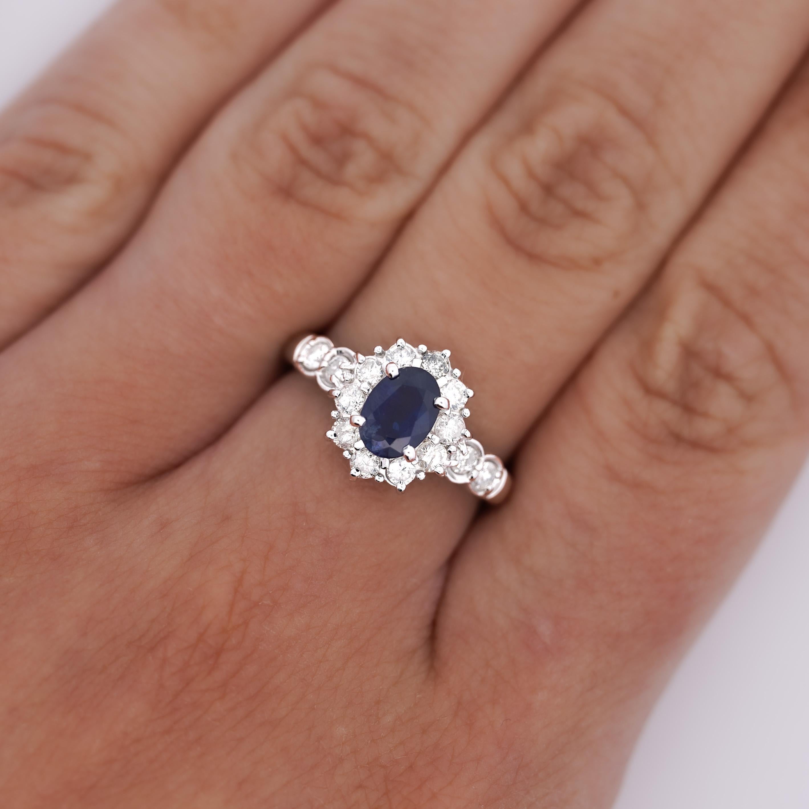 Platinring mit 1,16 Karat ovalem blauem Saphir und Diamant mit strukturiertem Halo (Ovalschliff) im Angebot