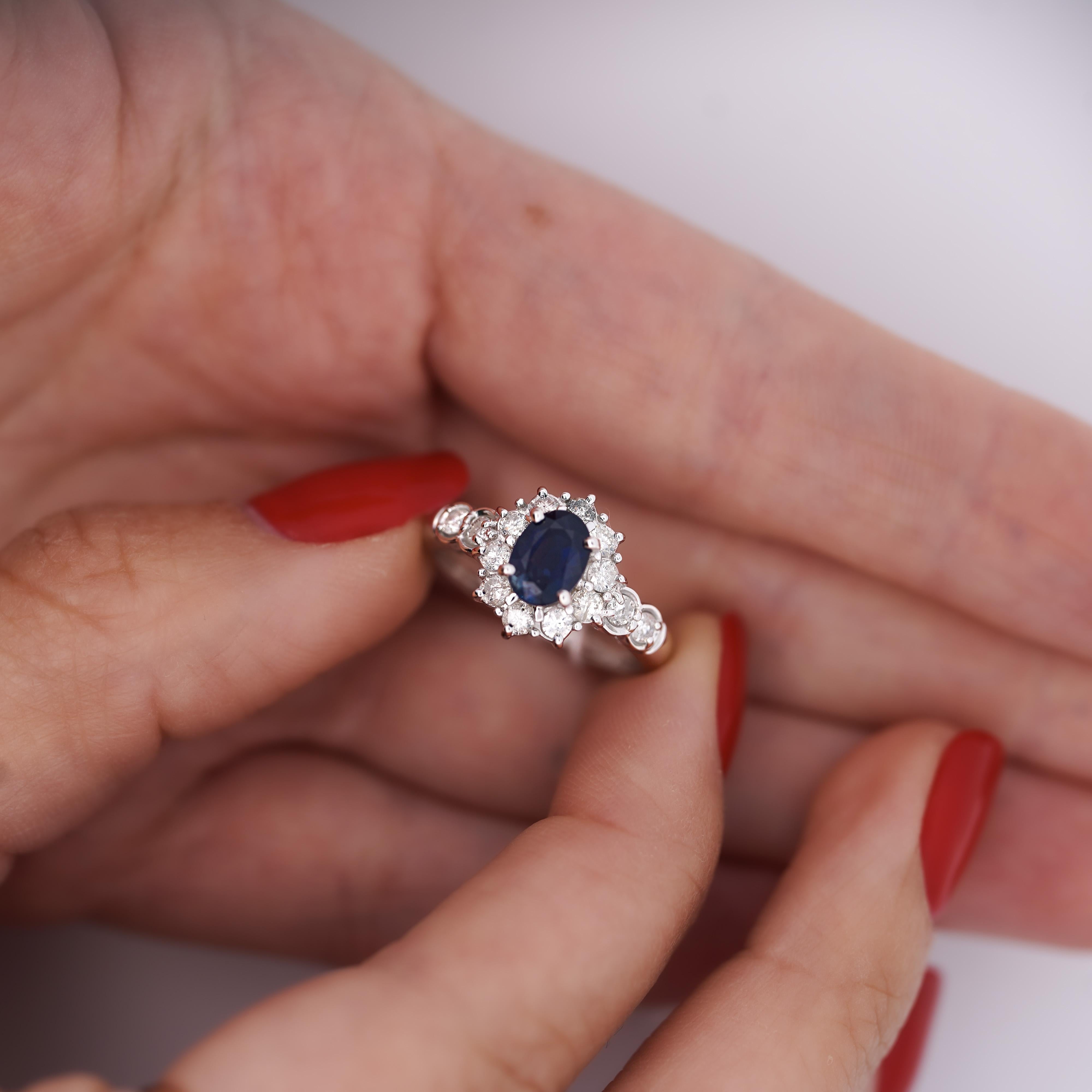 Platinring mit 1,16 Karat ovalem blauem Saphir und Diamant mit strukturiertem Halo im Zustand „Neu“ im Angebot in Miami, FL