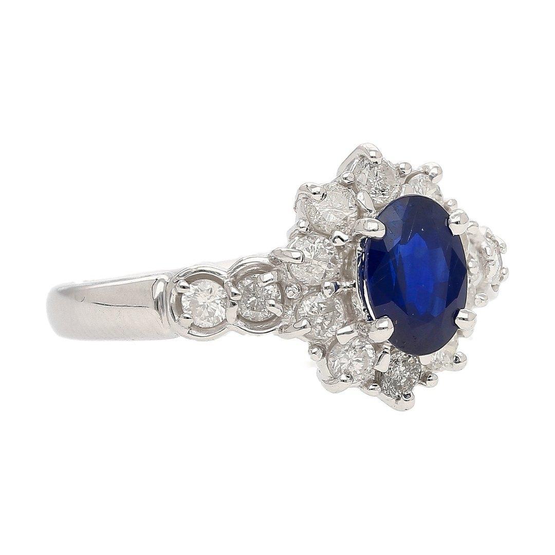 Platinring mit 1,16 Karat ovalem blauem Saphir und Diamant mit strukturiertem Halo Damen im Angebot
