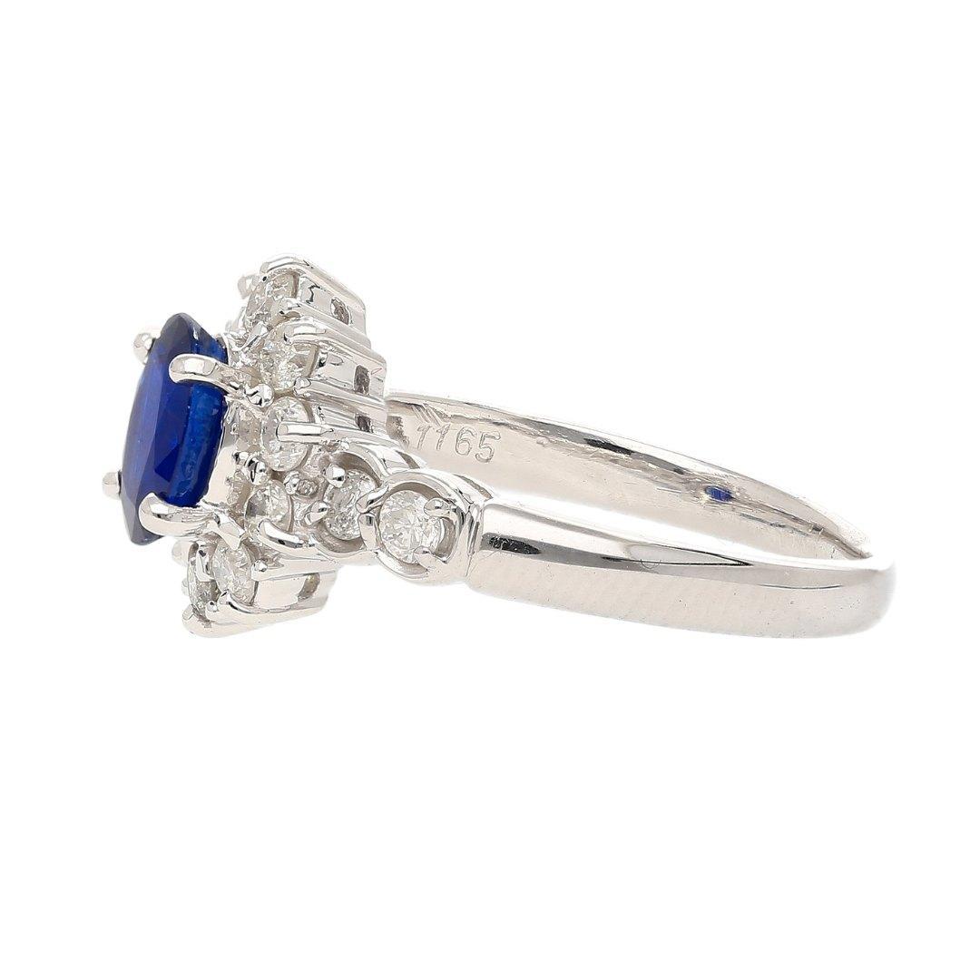 Platinring mit 1,16 Karat ovalem blauem Saphir und Diamant mit strukturiertem Halo im Angebot 1