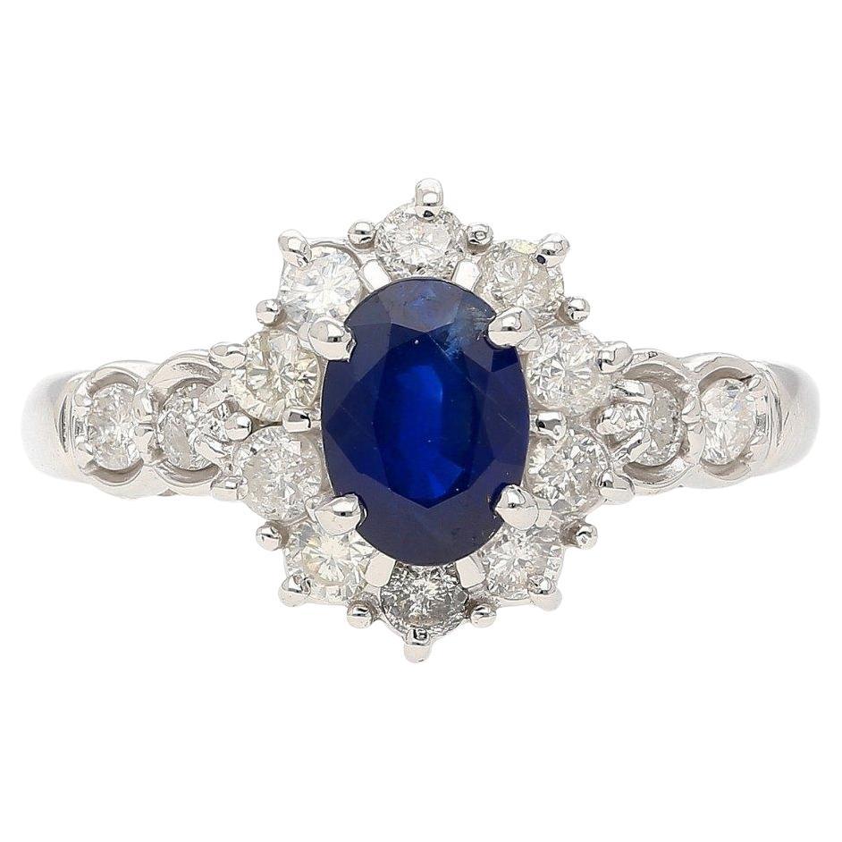 Platinring mit 1,16 Karat ovalem blauem Saphir und Diamant mit strukturiertem Halo im Angebot