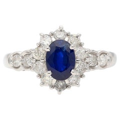 Platinring mit 1,16 Karat ovalem blauem Saphir und Diamant mit strukturiertem Halo