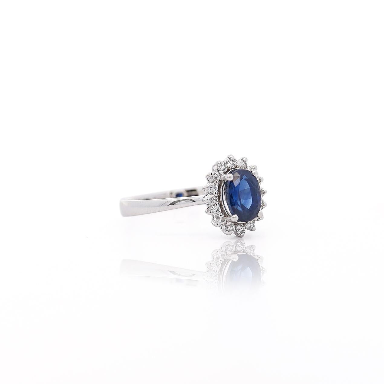 1,16 Karat Ovaler blauer Saphir & Diamant Halo 18K Weißgold Ring mit Halo (Ovalschliff) im Angebot