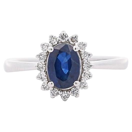 Anillo de oro blanco de 18 quilates con halo de diamantes y zafiro azul oval de 1,16 quilates