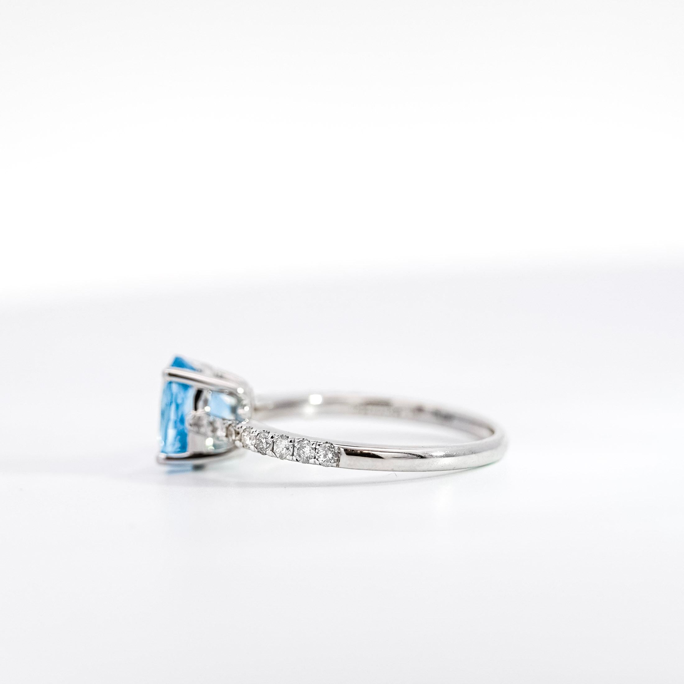 1.16 Carat Oval-Cut Aquamarine and Diamond 14K White Gold Solitaire Ring In New Condition For Sale In Miami, FL