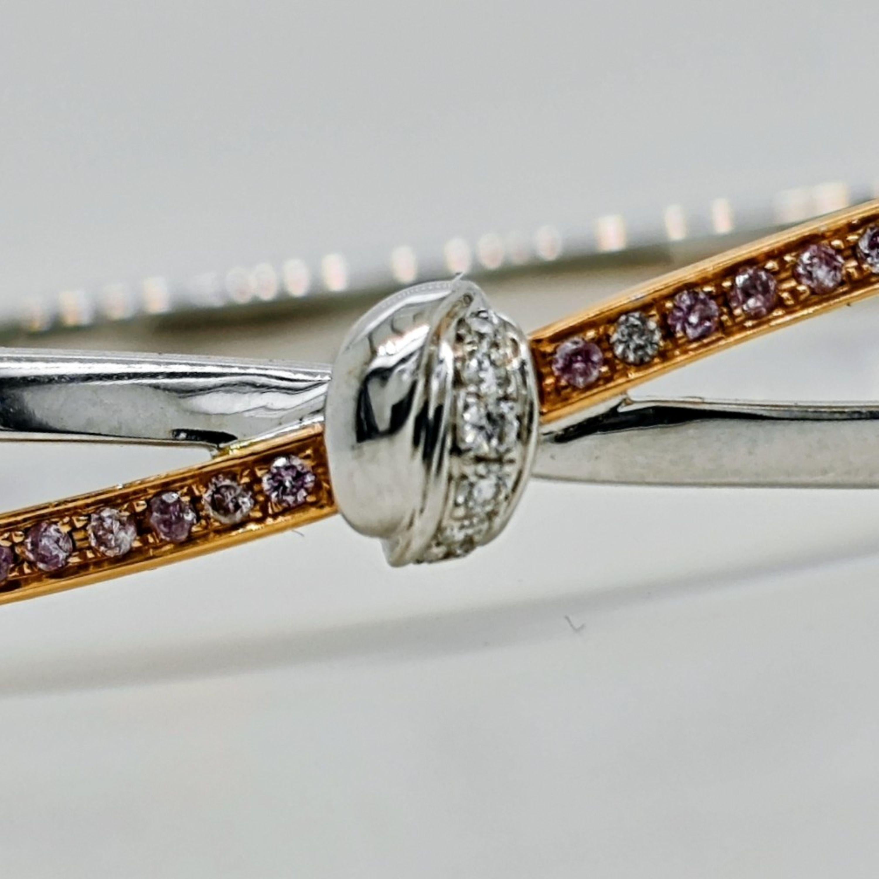 7 diamanti tondi bianchi: 0,10 Carati
45 Pink Diamond naturali: 0,54Carati
Metallo: rosa 18 carati e  Oro bianco, 19,73 grammi
