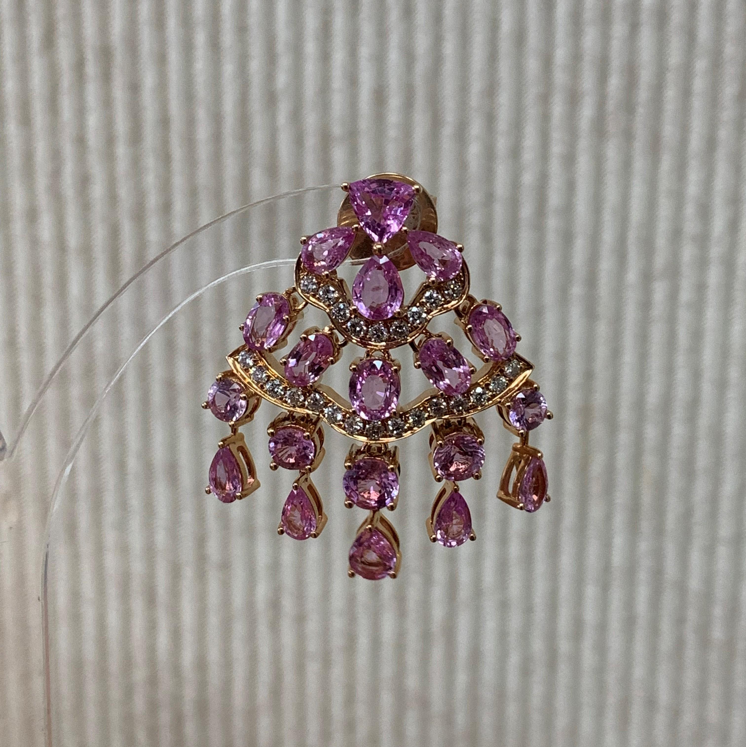 Sunita Nahata präsentiert eine exklusive Kollektion von Ohrringen aus rosa Saphiren. Dieser Ohrring ist mit baumelnden Saphiren und Diamanten besetzt und fällt elegant auf die Trägerin. 

Designer-Ohrring mit rosa Saphiren aus 18 Karat Roségold mit