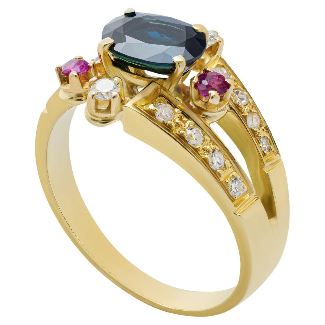 Bague en saphir, rubis et diamant, saphir 1,16 carats, rubis 0,18 carats, diamants 0,22 carats, or jaune 18K. Cette bague exquise, réalisée en or jaune 18 carats (titre 750), séduit par son asymétrie artistique et son riche jeu de couleurs. Son