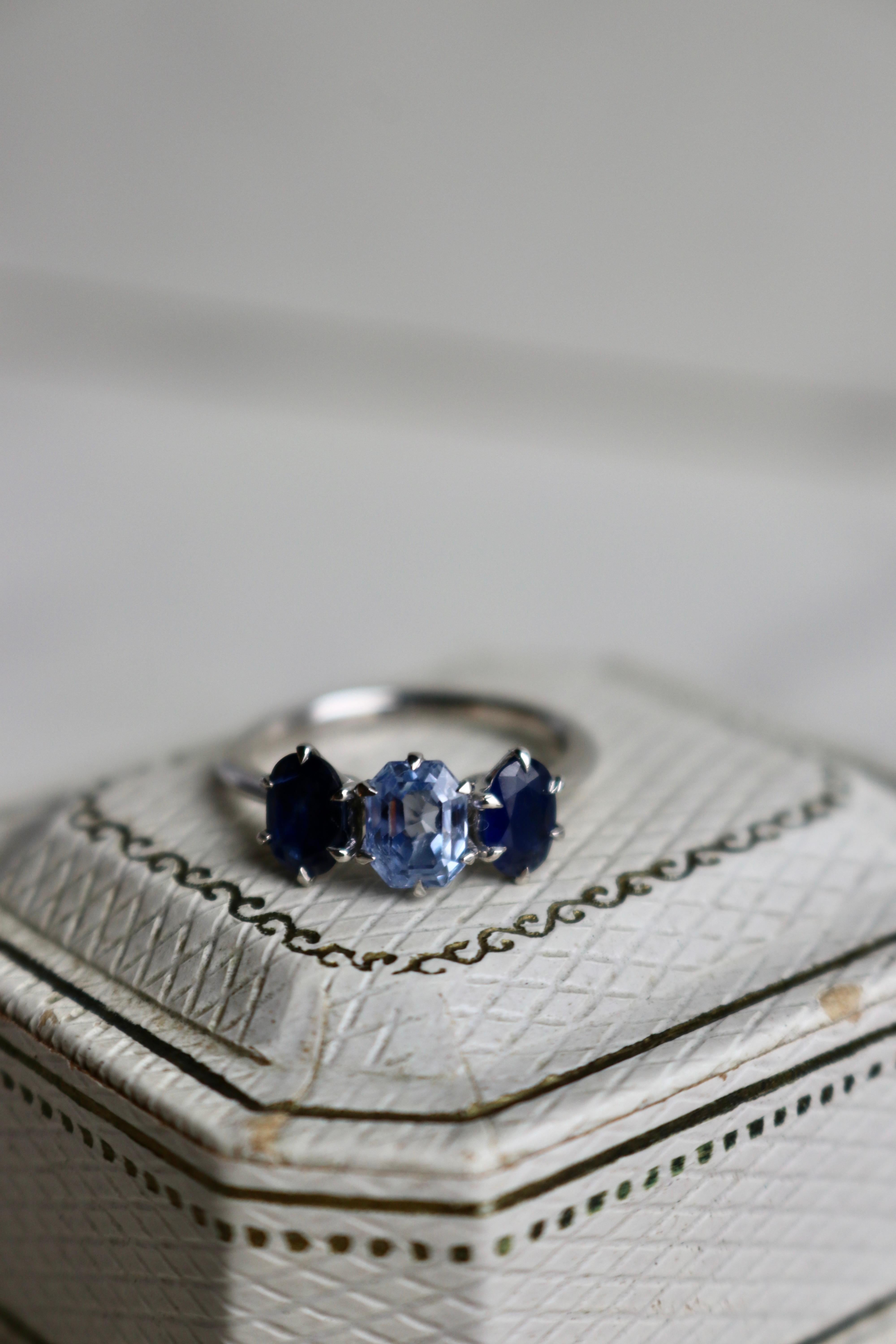 1.16 Carat Sapphire Platinum Three Stone Ring For Sale 1