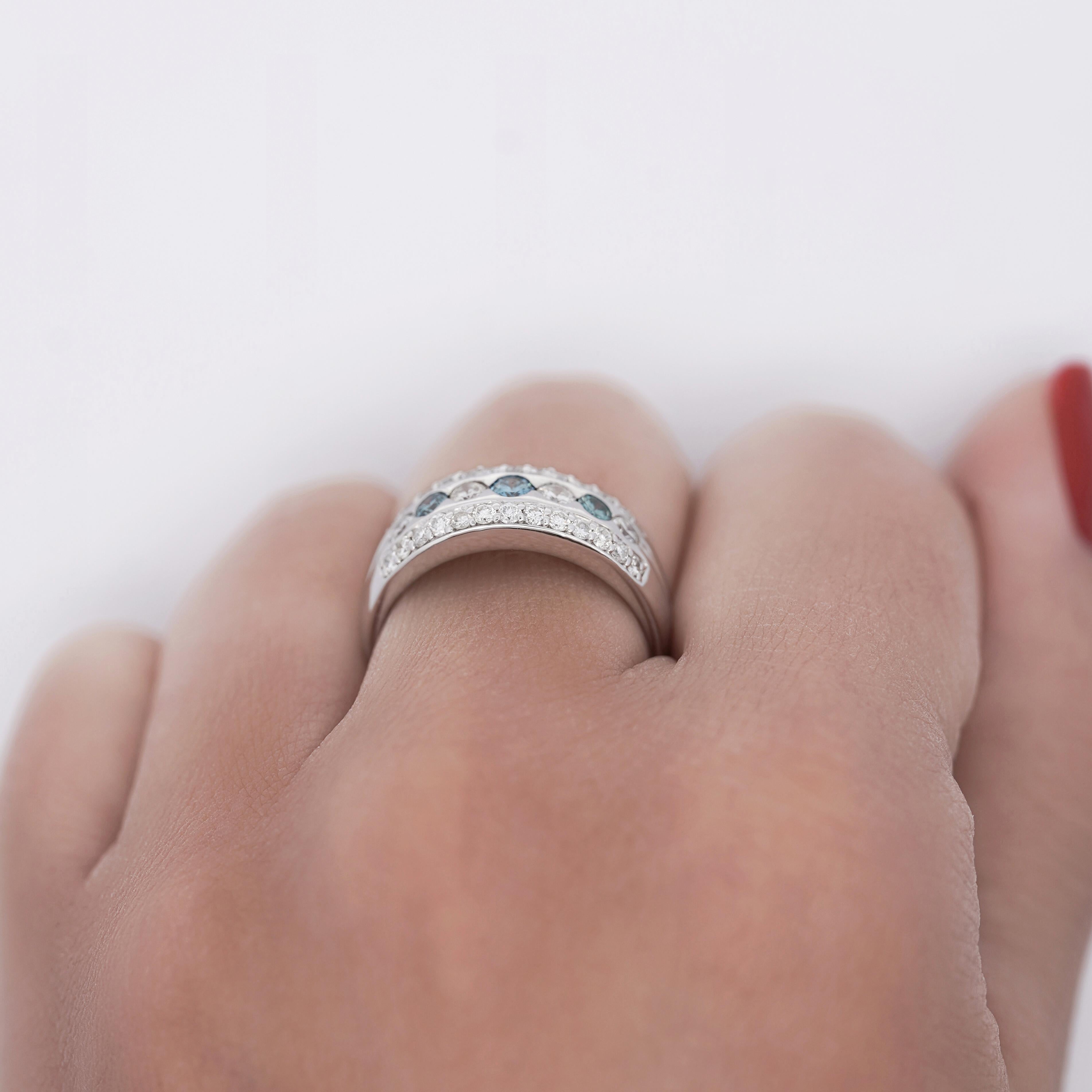 1,16 carati di diamanti bianchi e blu a taglio rotondo disposti in uno splendido motivo a tre file graduate. I diamanti sono incastonati in una combinazione di montature. 

Dettagli: 
Tipo di articolo: Anello a fascia
Metallo: Platino