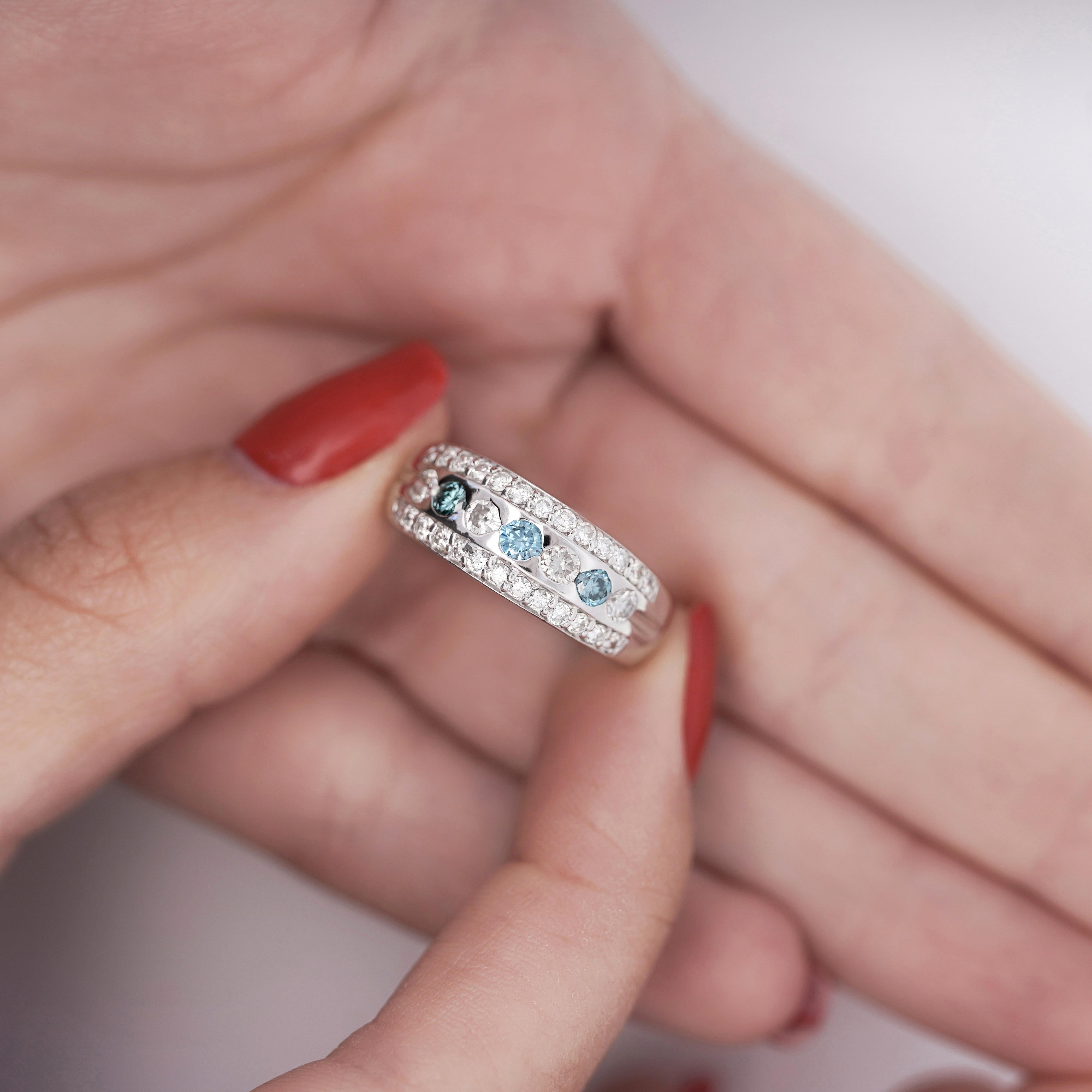 Moderno Anello a fascia a tre file di diamanti bianchi e blu con incastonatura a canale da 1,16 carati in vendita
