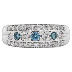 Anello a fascia a tre file di diamanti bianchi e blu con incastonatura a canale da 1,16 carati