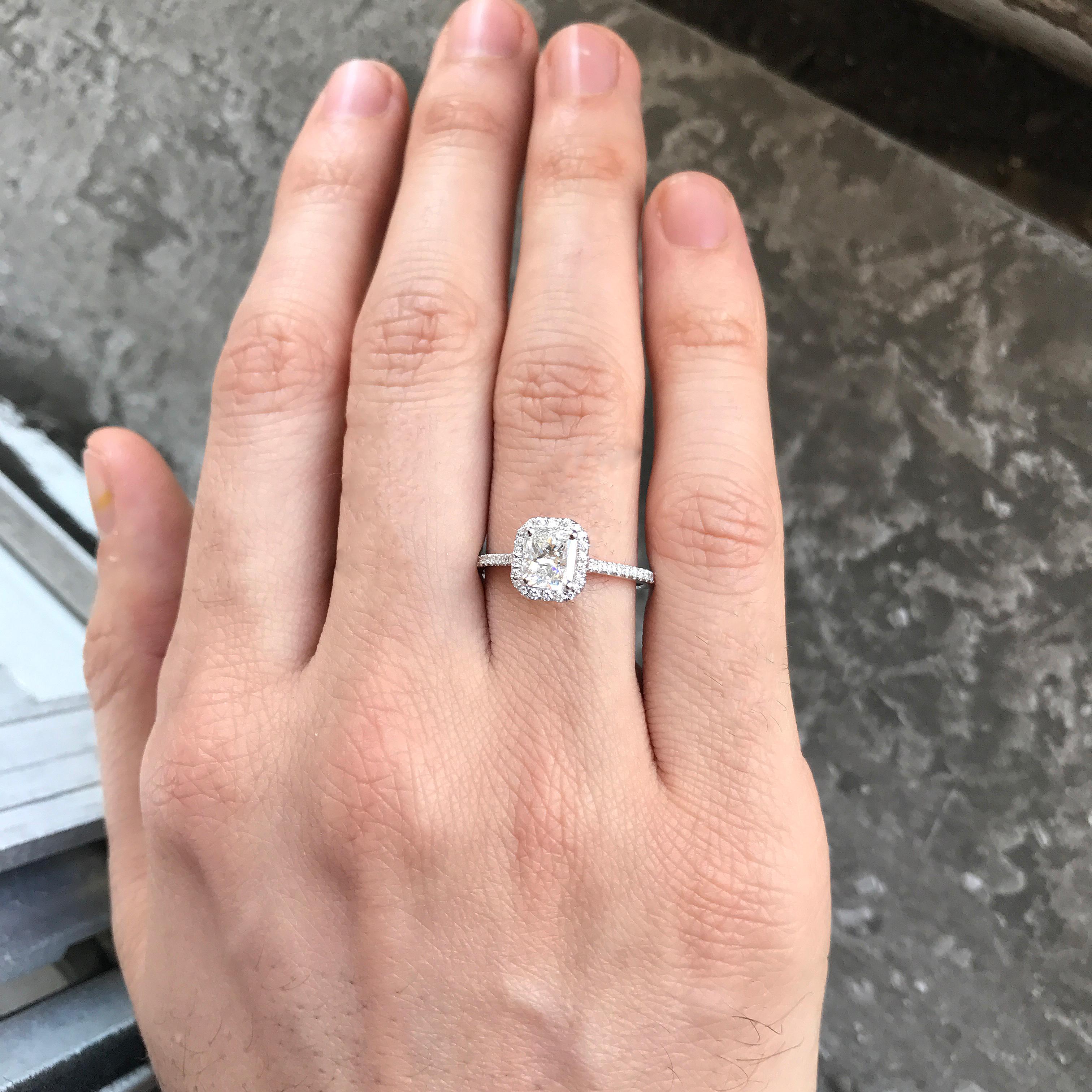 Can be sized to any finger size, ring may have to be made to order and take about 3-6  Geschäftswochen.

Der angegebene Preis ist für den Diamanten mit dem Ring in Ihrer Größe, wenn Sie Ihren eigenen Diamanten oder einen anderen verwenden möchten,