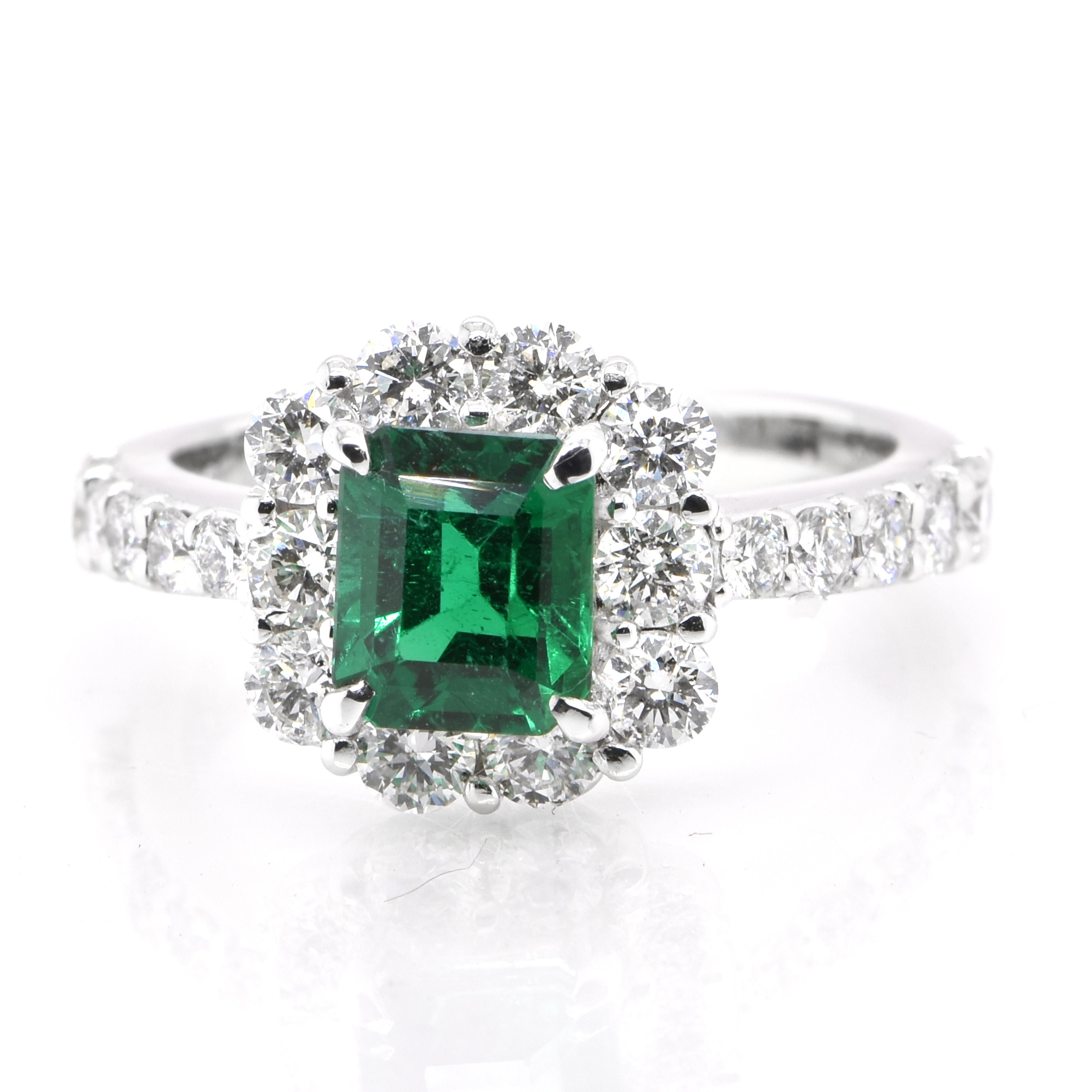 Ein atemberaubender Ring mit einem natürlichen Smaragd von 1,16 Karat und Diamanten von 1,11 Karat in Platin eingefasst. Seit Tausenden von Jahren bewundern die Menschen das Grün des Smaragds. Smaragde werden seit jeher mit den üppigsten