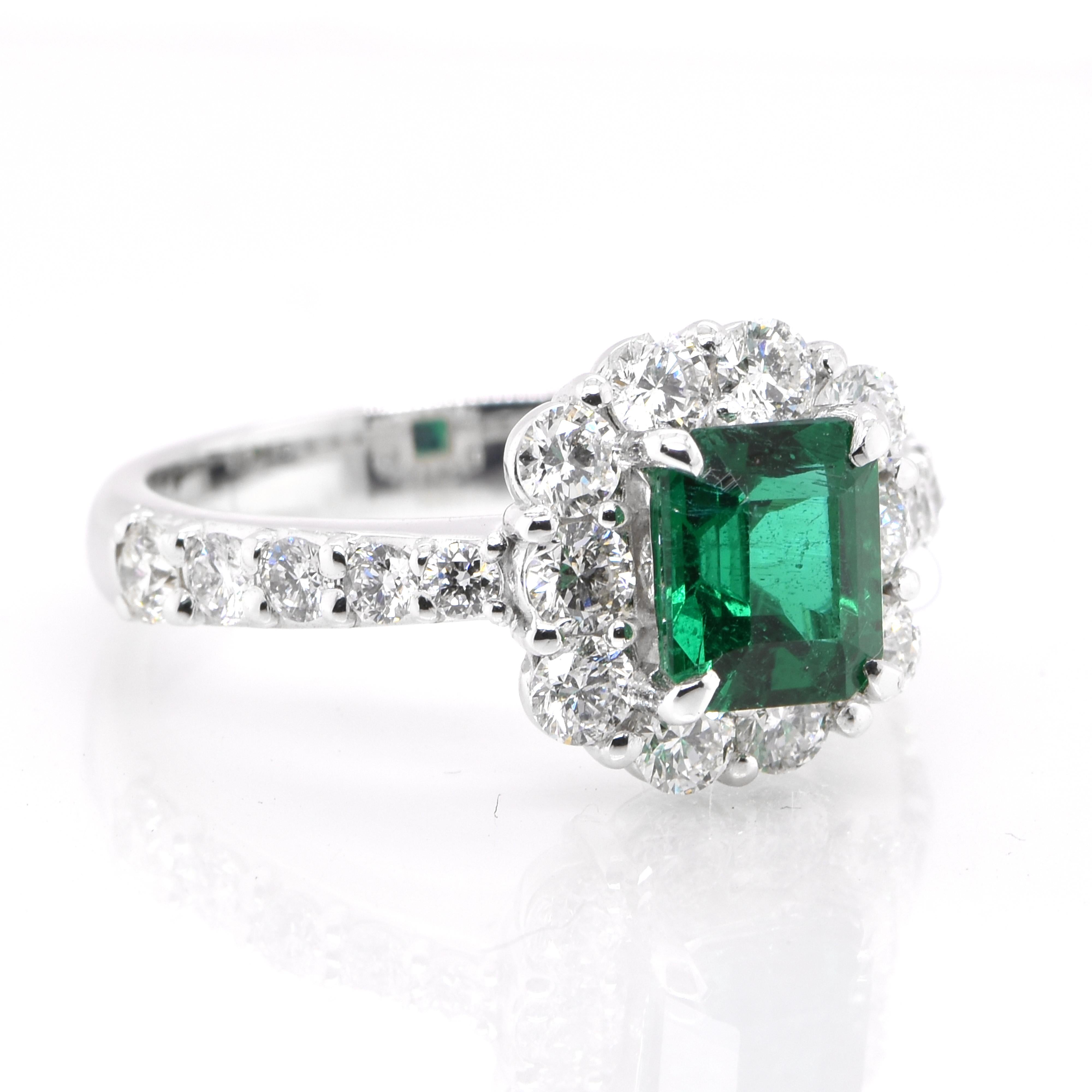 1,16 Karat Vivid Grüner Smaragd und Diamant Halo Ring aus Platin (Moderne)