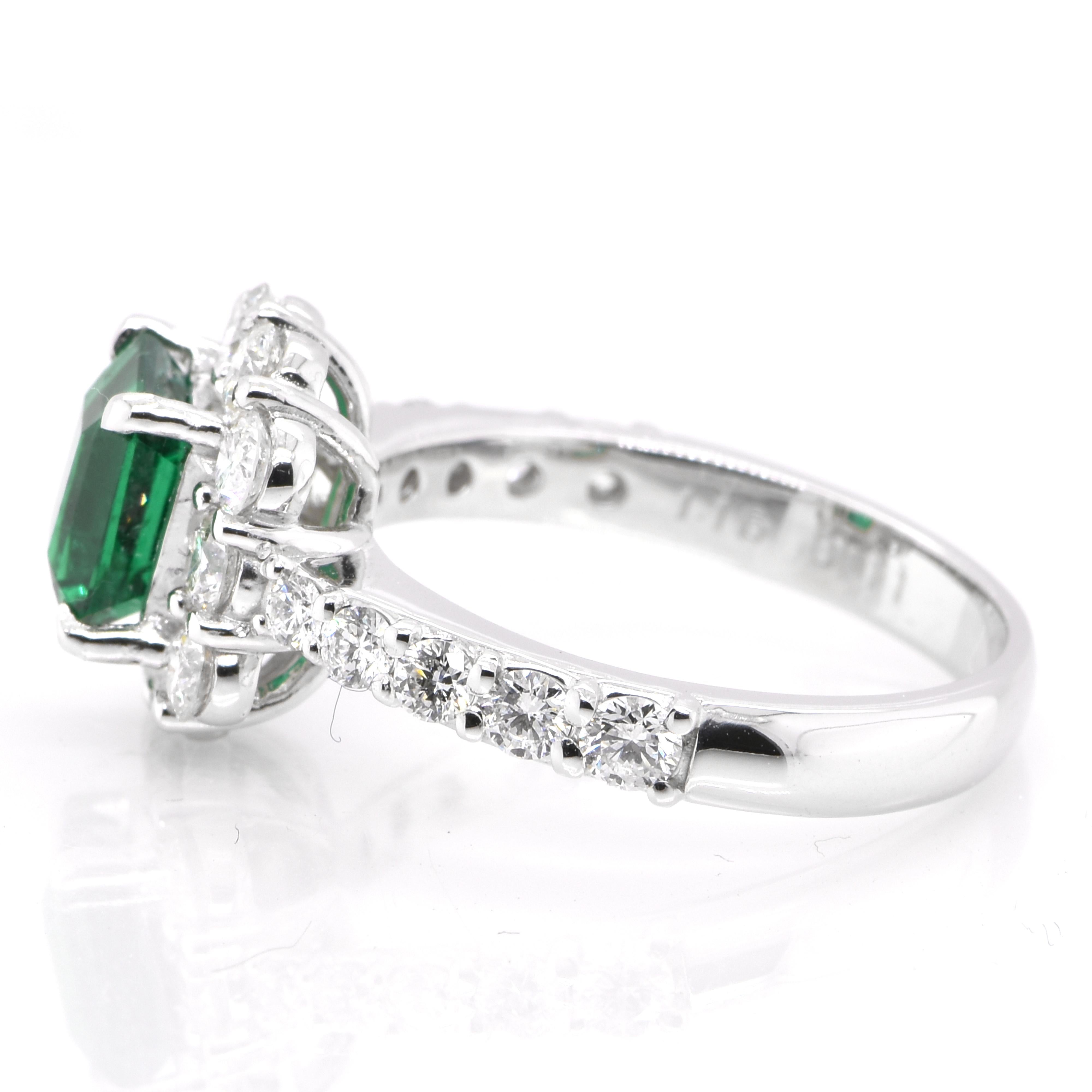 1,16 Karat Vivid Grüner Smaragd und Diamant Halo Ring aus Platin (Smaragdschliff)