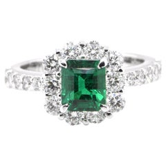 1.16 Carat Vivid Green Emerald and Diamond Halo Ring Set in Platinum (Bague de halo en platine avec émeraudes et diamants de 1.16 carats)