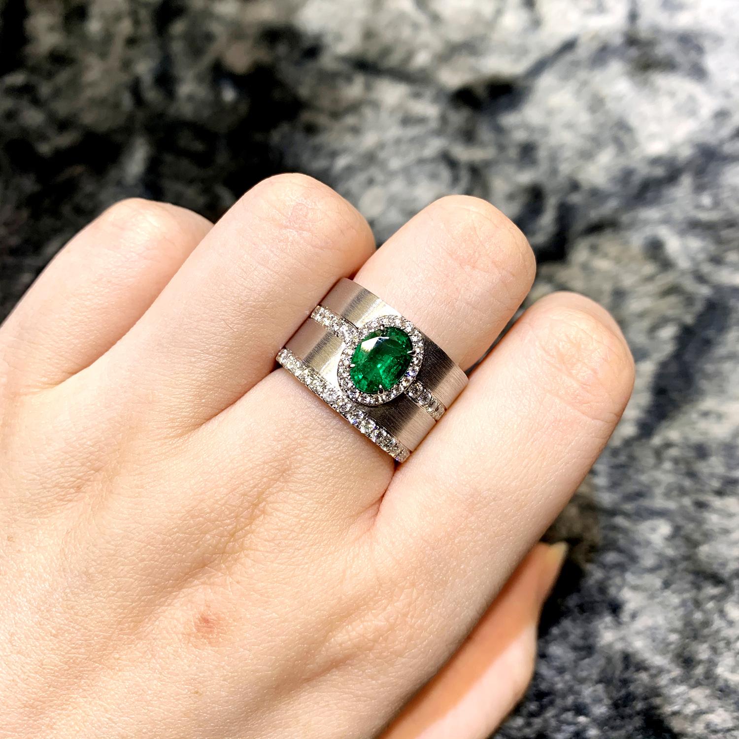 1.16 Carat Vivid Green Emerald and Diamond Ring Matt Finish Cocktail Ring In New Condition In Hung Hom, HK