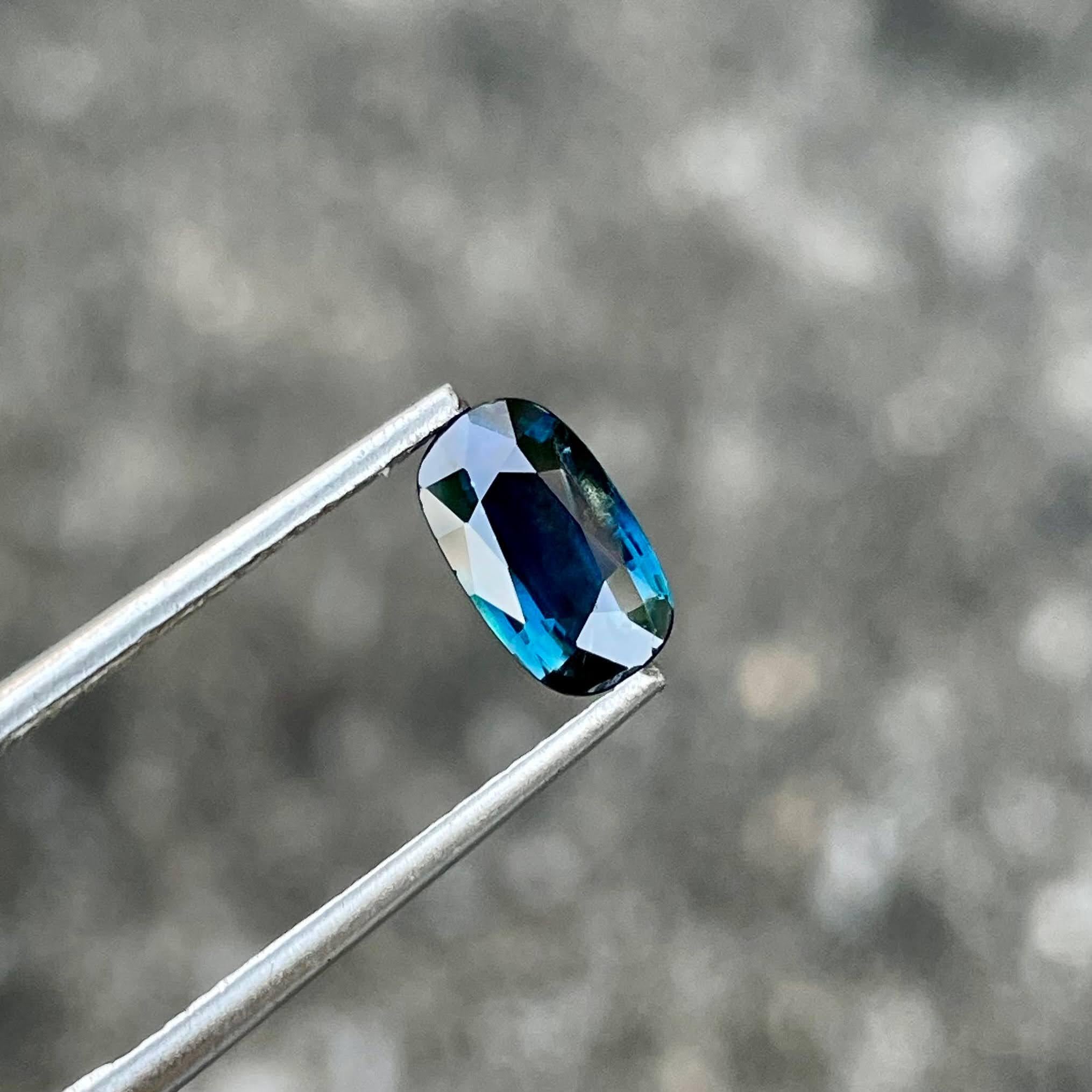 Poids 1,16 carats 
Dimensions 8,2x4,8x2,8 mm
Traitement chauffé 
Origine Madagascar 
Clarté VS
Coussin de forme 
Coupe fantaisie coussin 



Ce superbe saphir bleu sarcelle de 1.16 carat provenant de Madagascar présente une teinte unique et