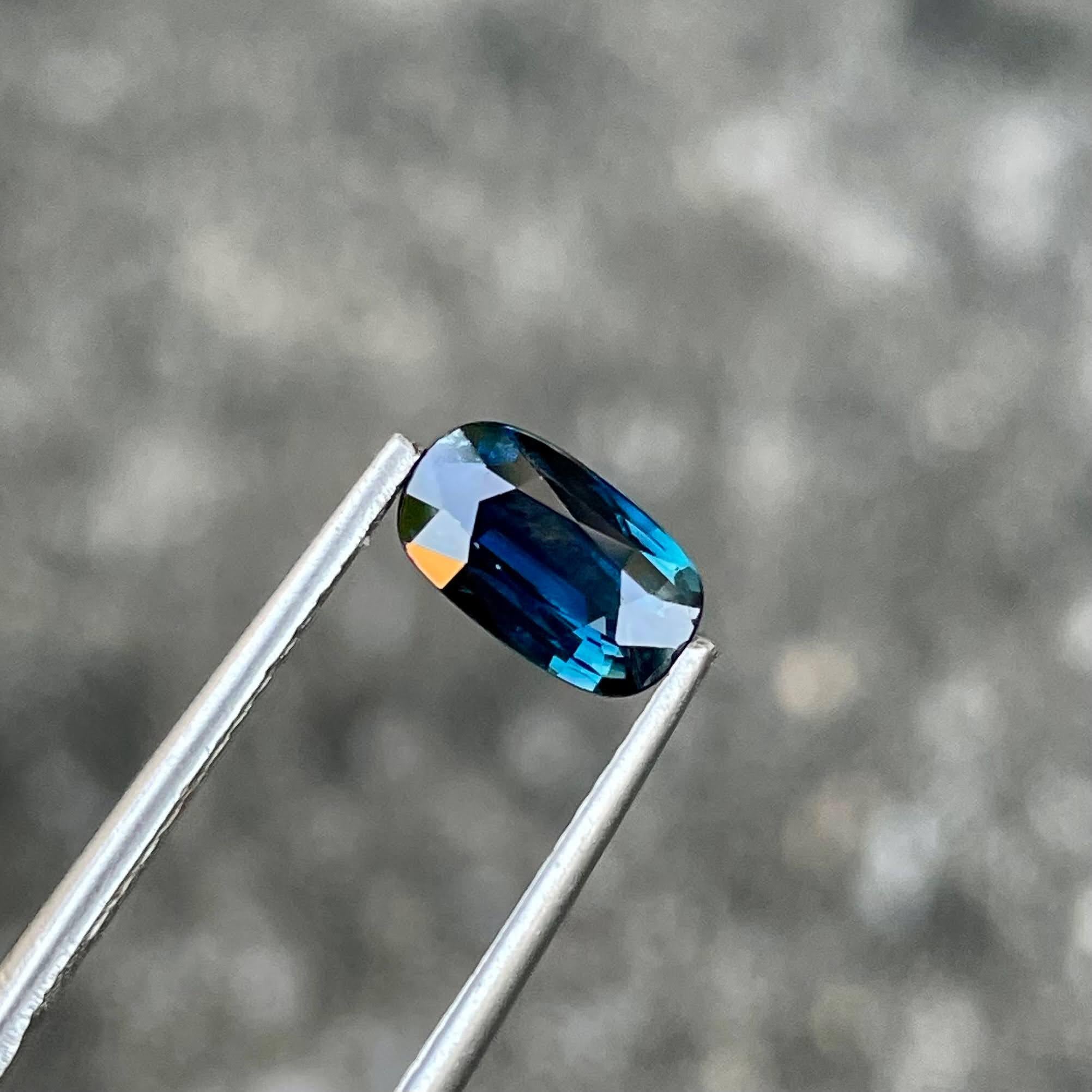 1.16 Carats Teal Blue Sapphire Stone Cushion Cut Madagascar's Gemstone Unisexe en vente