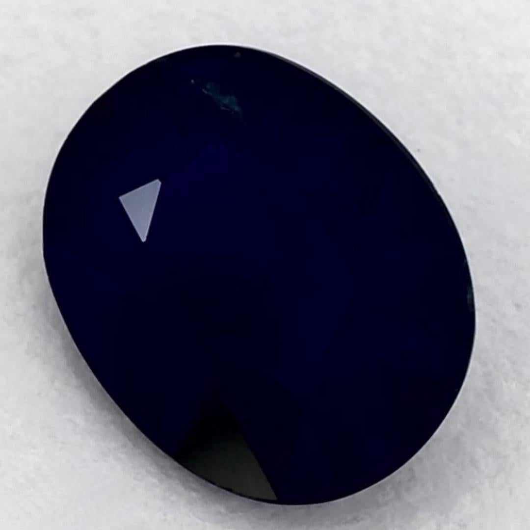 Questo zaffiro blu naturale offre eleganza e raffinatezza. Con la sua ricca saturazione del colore e il taglio preciso, è il centro perfetto per un anello di fidanzamento o un design di gioielli di lusso.

Questo zaffiro proviene dallo Sri Lanka