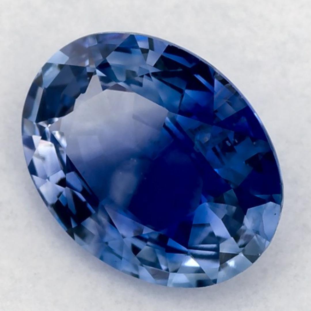 Este zafiro azul natural ofrece elegancia y sofisticación. Con su rica saturación de color y su corte preciso, es la pieza central perfecta para un anillo de compromiso o un diseño de joyería de lujo.

Este zafiro procede de Sri Lanka (Ceilán),