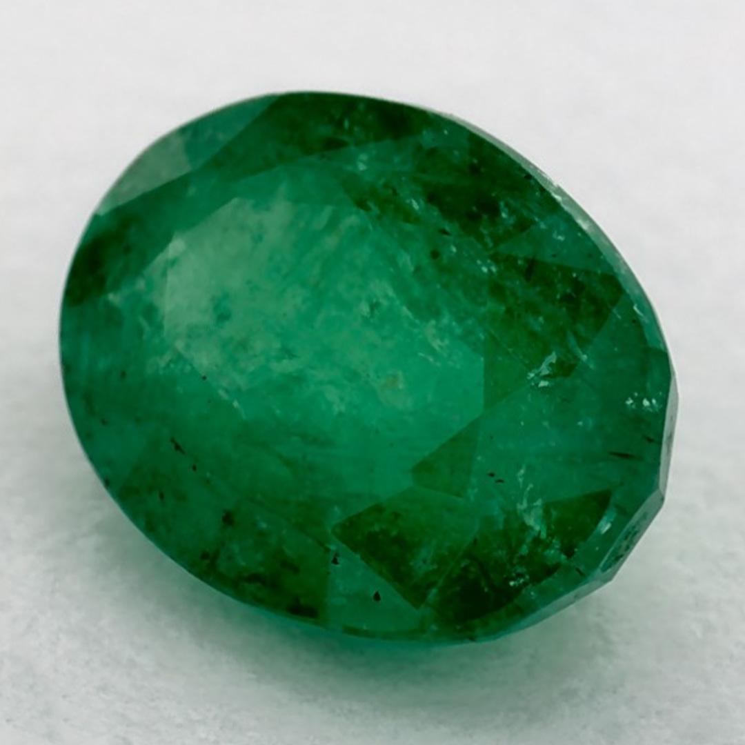 D'un vert éclatant, la pierre de naissance du mois de mai symbolise le renouveau de la croissance printanière. 

Explorez la vibrante collection d'émeraudes, de rubis et de saphirs de notre magasin, disponibles sous forme de pierres précieuses en