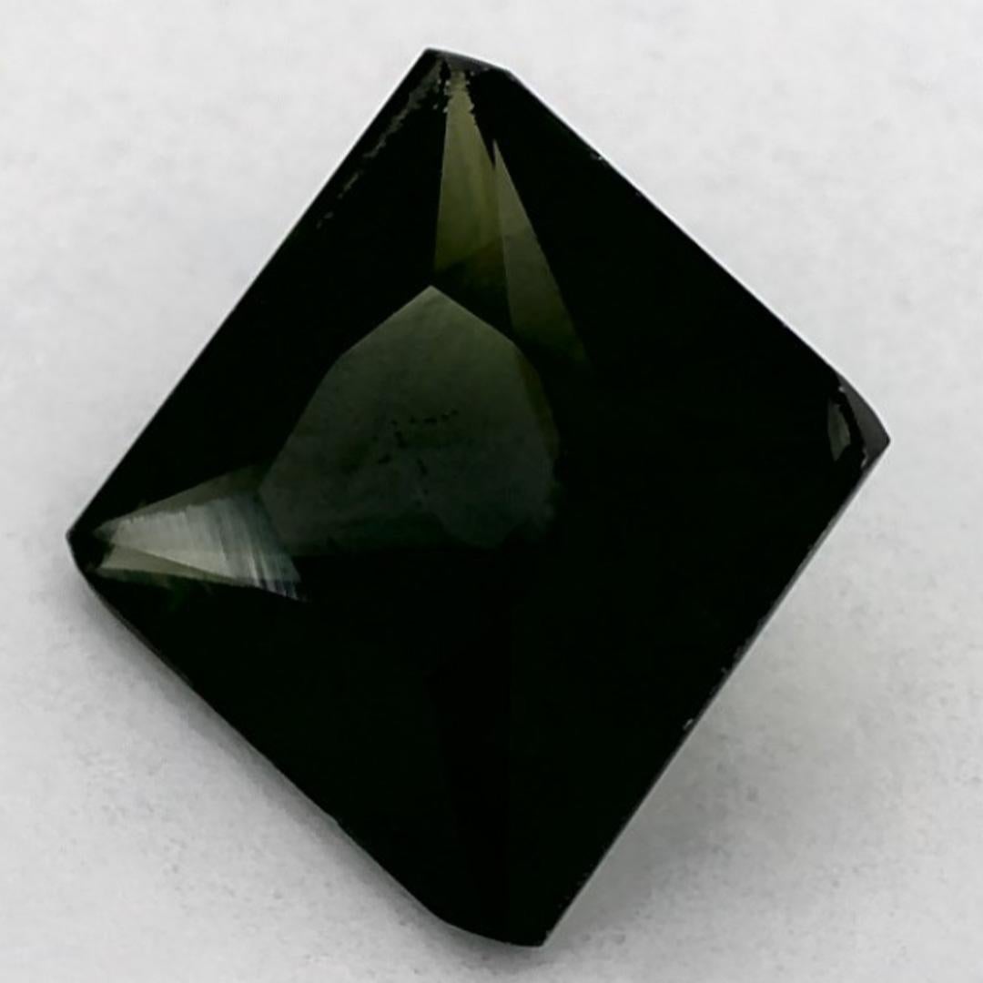 Este zafiro verde natural ofrece elegancia y sofisticación. Con su rica saturación de color y su corte preciso, es la pieza central perfecta para un anillo de compromiso o un diseño de joyería de lujo.

Este zafiro es originario de Sri Lanka