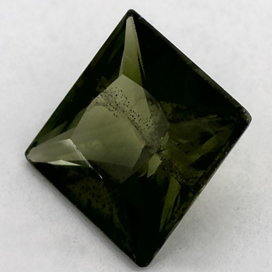 Este zafiro verde natural ofrece elegancia y sofisticación. Con su rica saturación de color y su corte preciso, es la pieza central perfecta para un anillo de compromiso o un diseño de joyería de lujo.

Este zafiro es originario de Sri Lanka