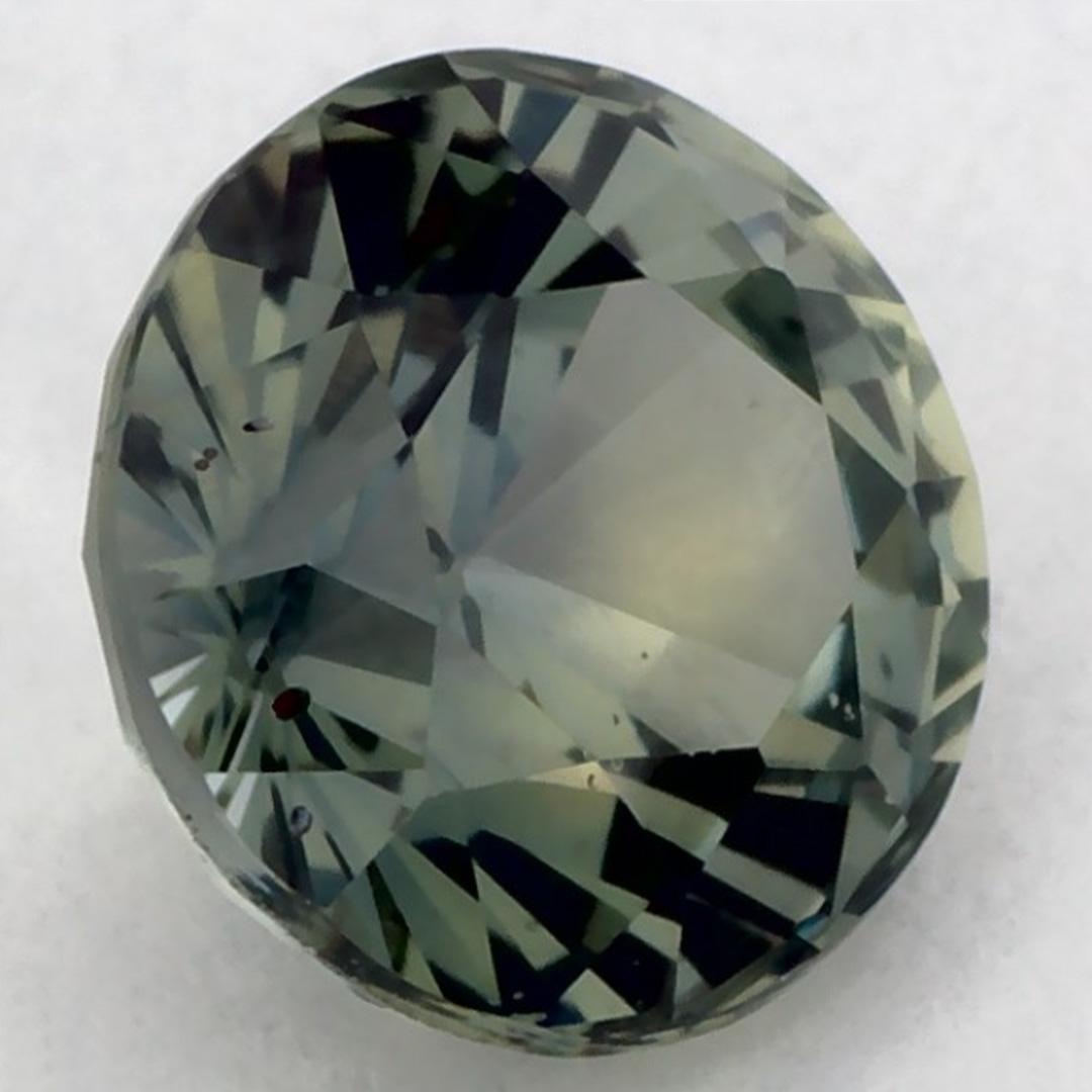 Dieser natürliche grüne Saphir bietet Eleganz und Raffinesse. Mit seiner satten Farbsättigung und seinem präzisen Schliff ist er das perfekte Herzstück für einen Verlobungsring oder ein luxuriöses Schmuckdesign.

Dieser Saphir stammt aus Sri Lanka