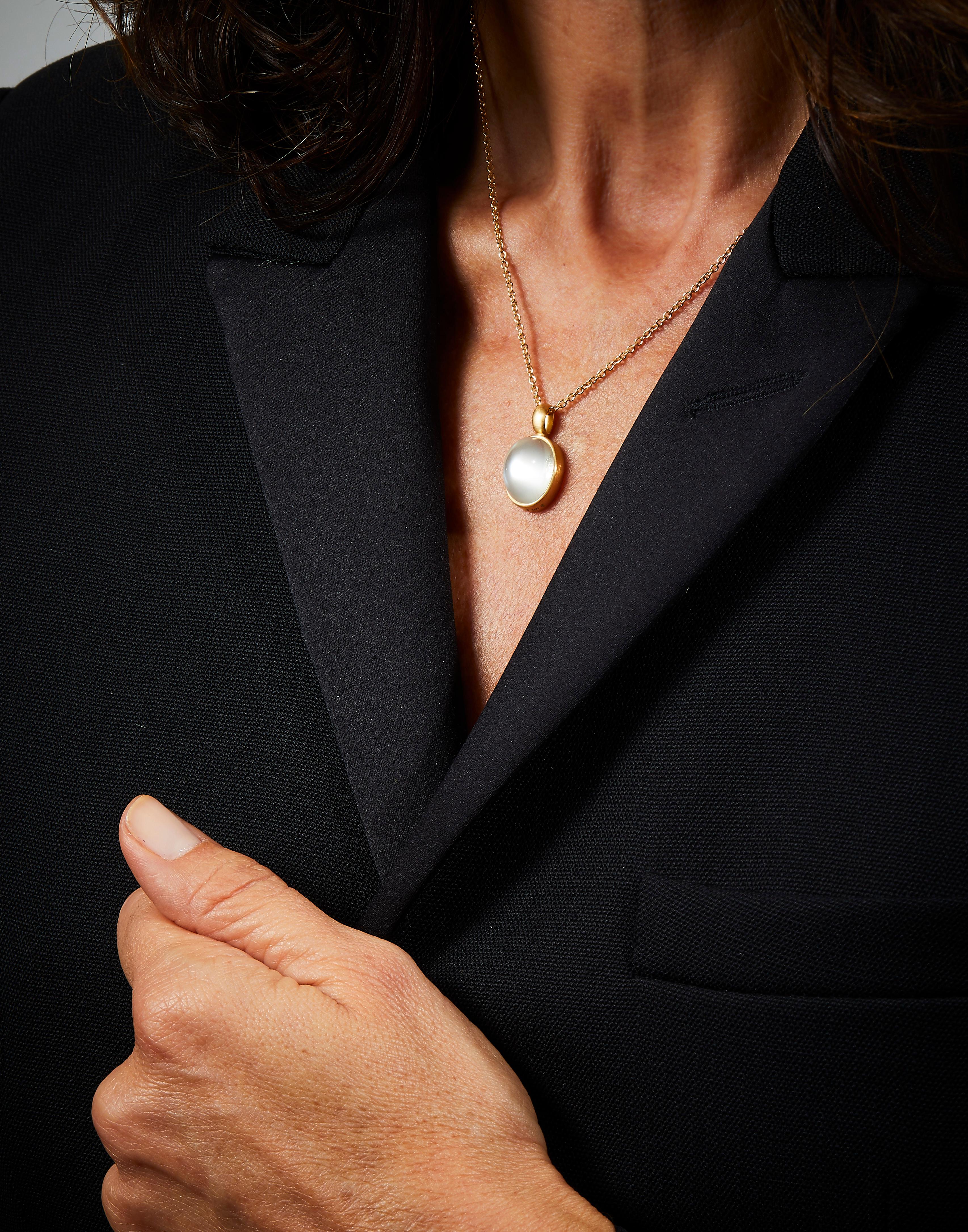 Conçu par Eva Soussana, artiste et fondatrice de Hera-Jewellery, ce collier pendentif élégant et raffiné est issu de la collection 