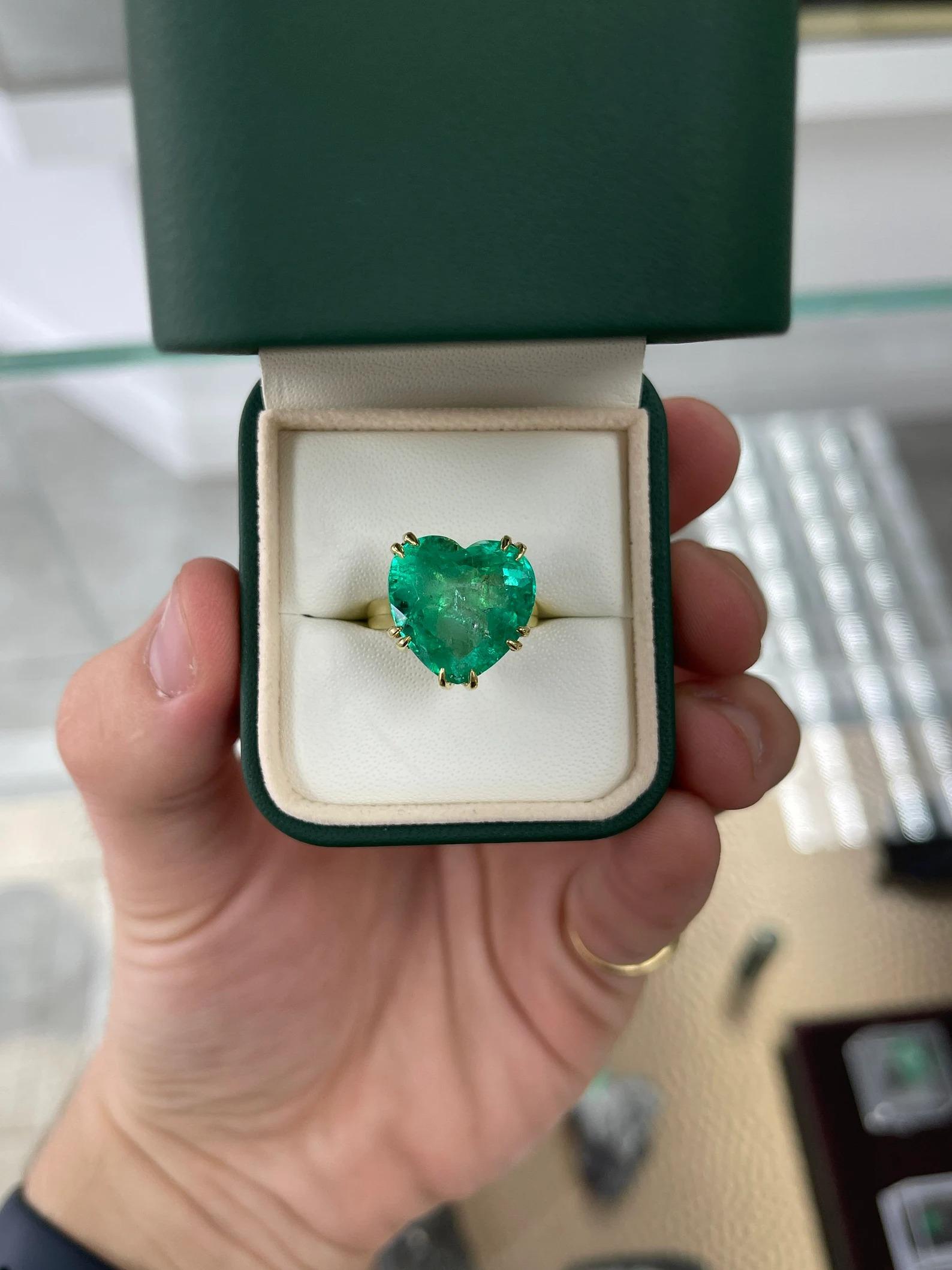 11.62 Carat Top Quality Colombian Emerald-Heart Cut Solitaire Gold Ring 18K  For Sale 3