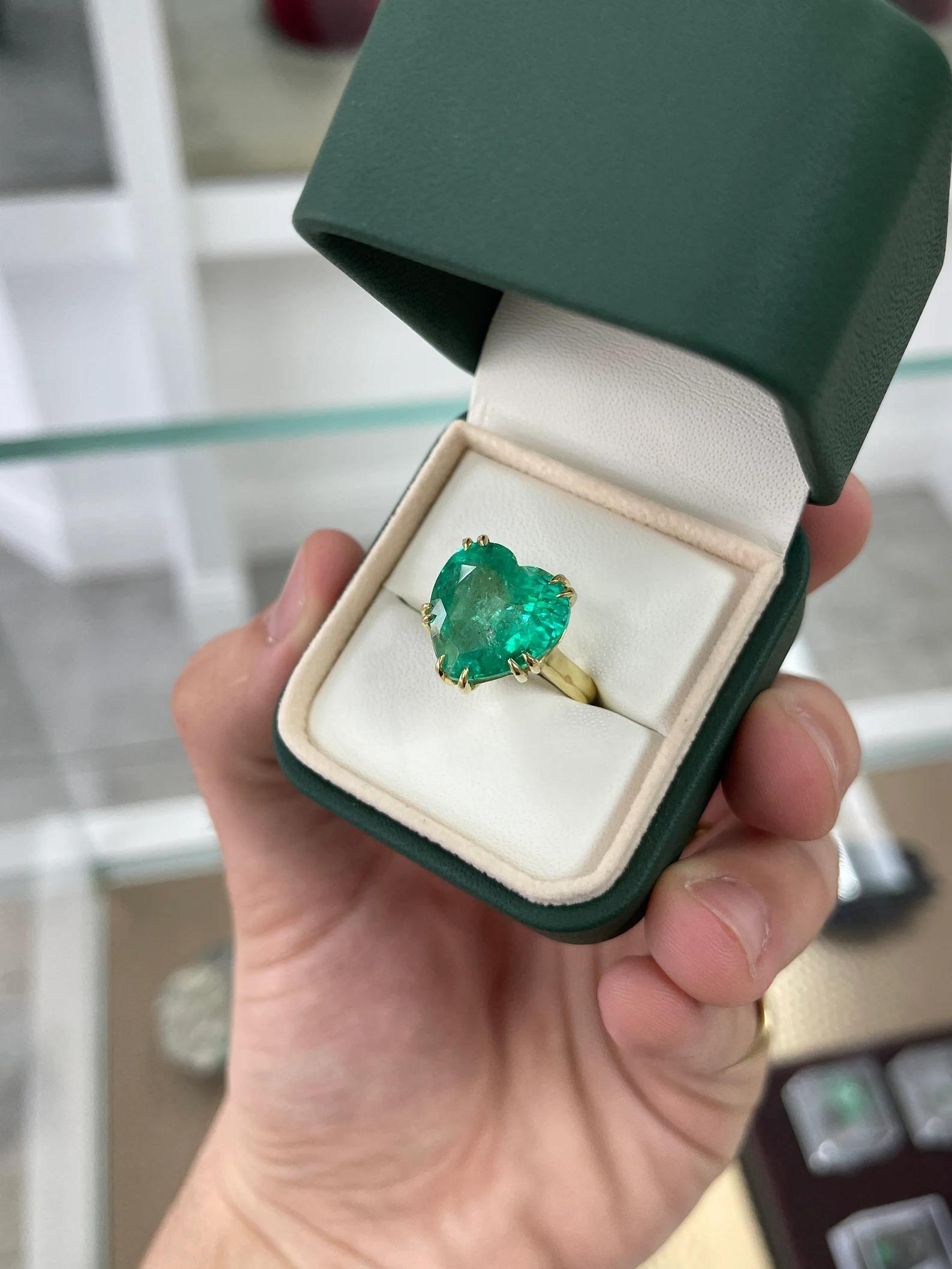 11.62 Carat Top Quality Colombian Emerald-Heart Cut Solitaire Gold Ring 18K  For Sale 4