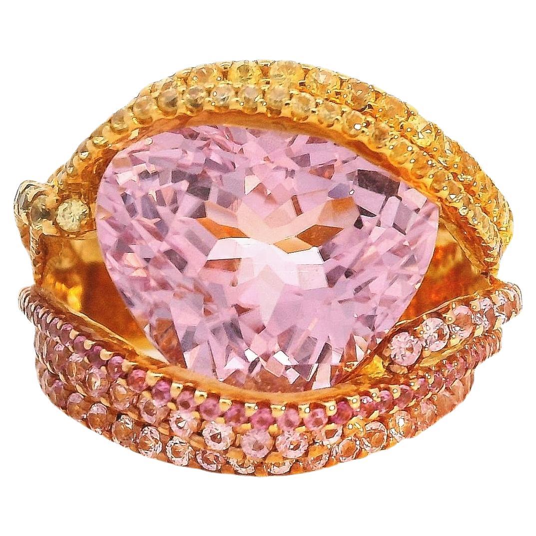 Anillo de Kunzita de 11,63 Quilates rodeado de Hilos de Zafiro Rosa y Amarillo