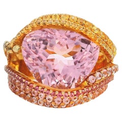 Anillo de Kunzita de 11,63 Quilates rodeado de Hilos de Zafiro Rosa y Amarillo