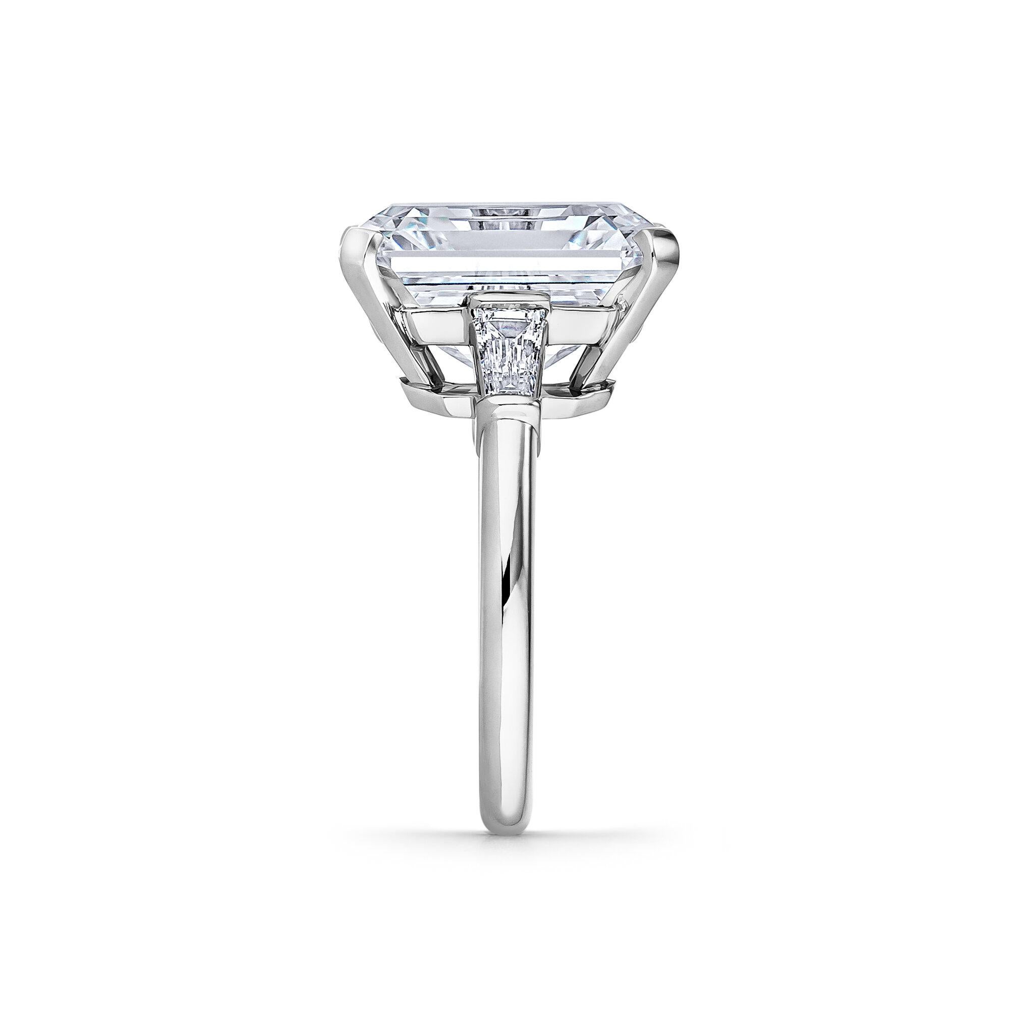 Moderne Bague de fiançailles avec diamant taille émeraude de 11,64 carats en vente